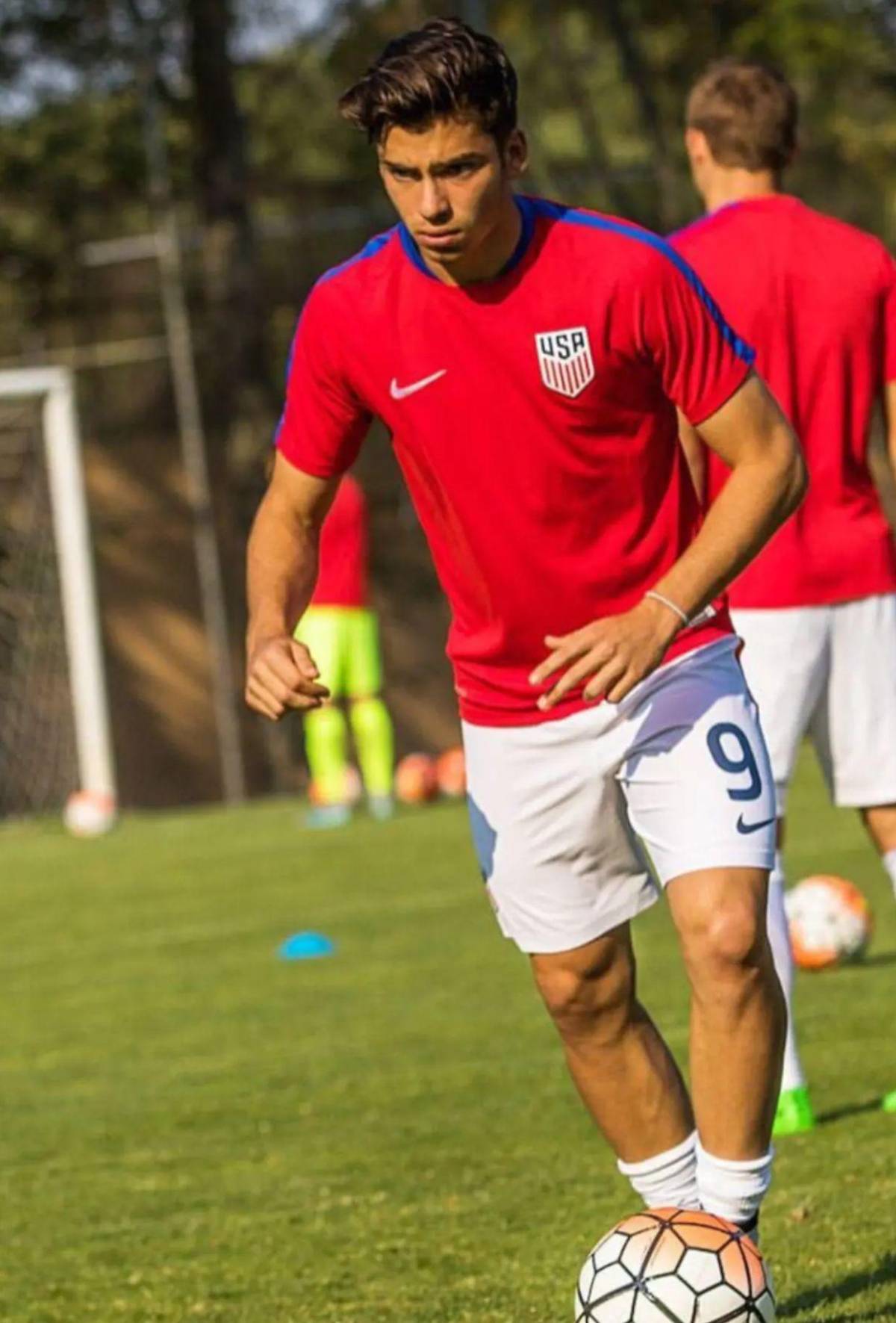 Jugó con Honduras a nivel menor, militó en el Genoa y ahora este es su insólito presente