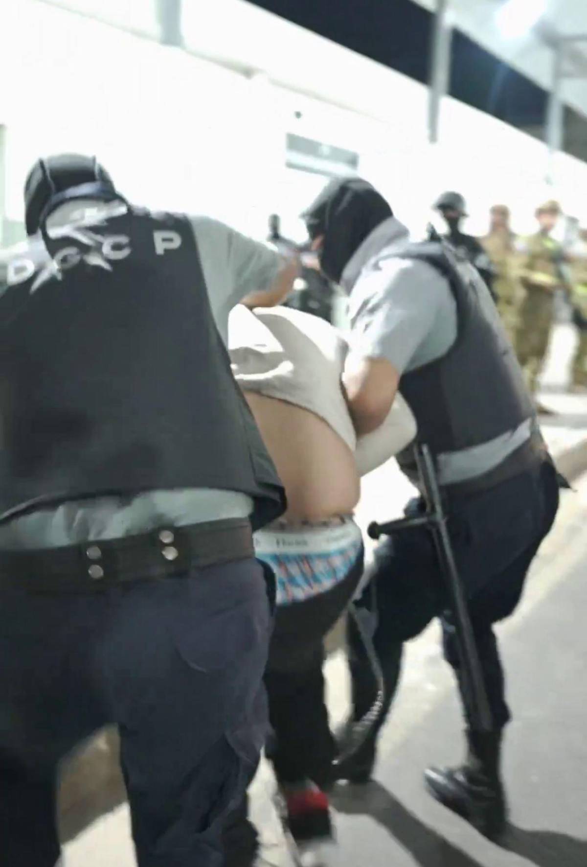 Las impactantes imágenes del envío de reos de la banda del Tren de Aragua a El Salvador