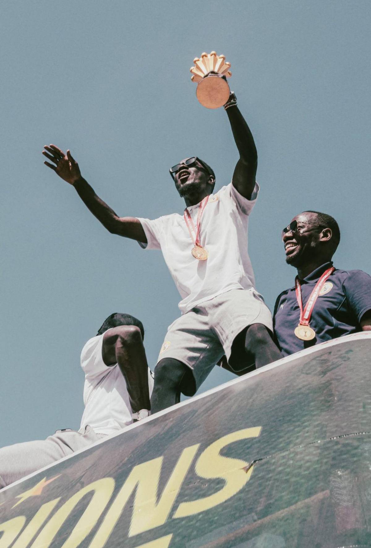 Celebró el título de Senegal en la Copa Africana junto a sus dos esposas: “Siempre están a mi lado