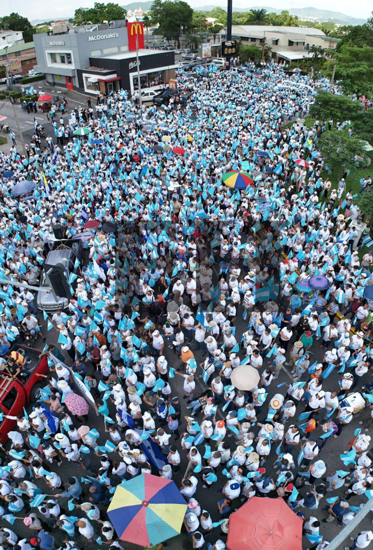 Con fe y devoción, cientos de personas caminaron por la paz y democracia en SPS