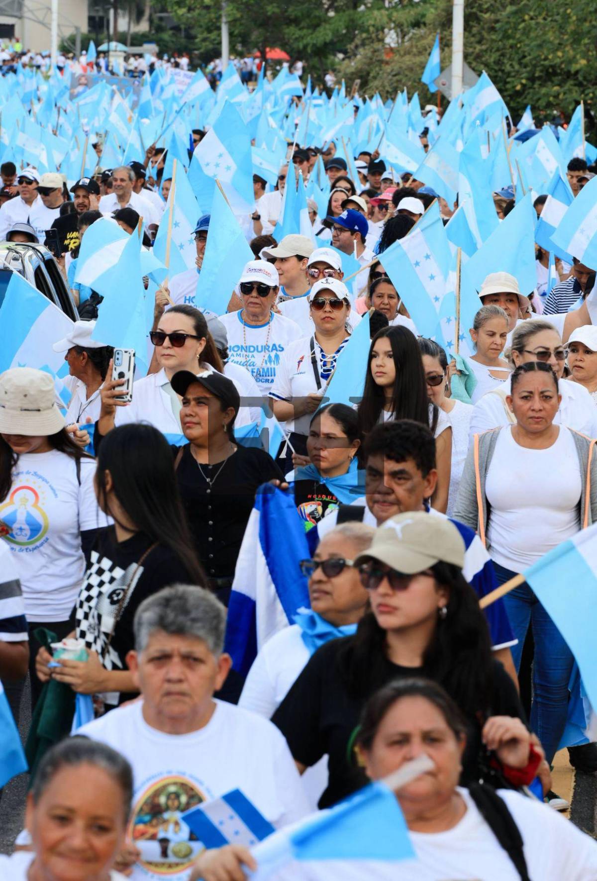 Con fe y devoción, cientos de personas caminaron por la paz y democracia en SPS