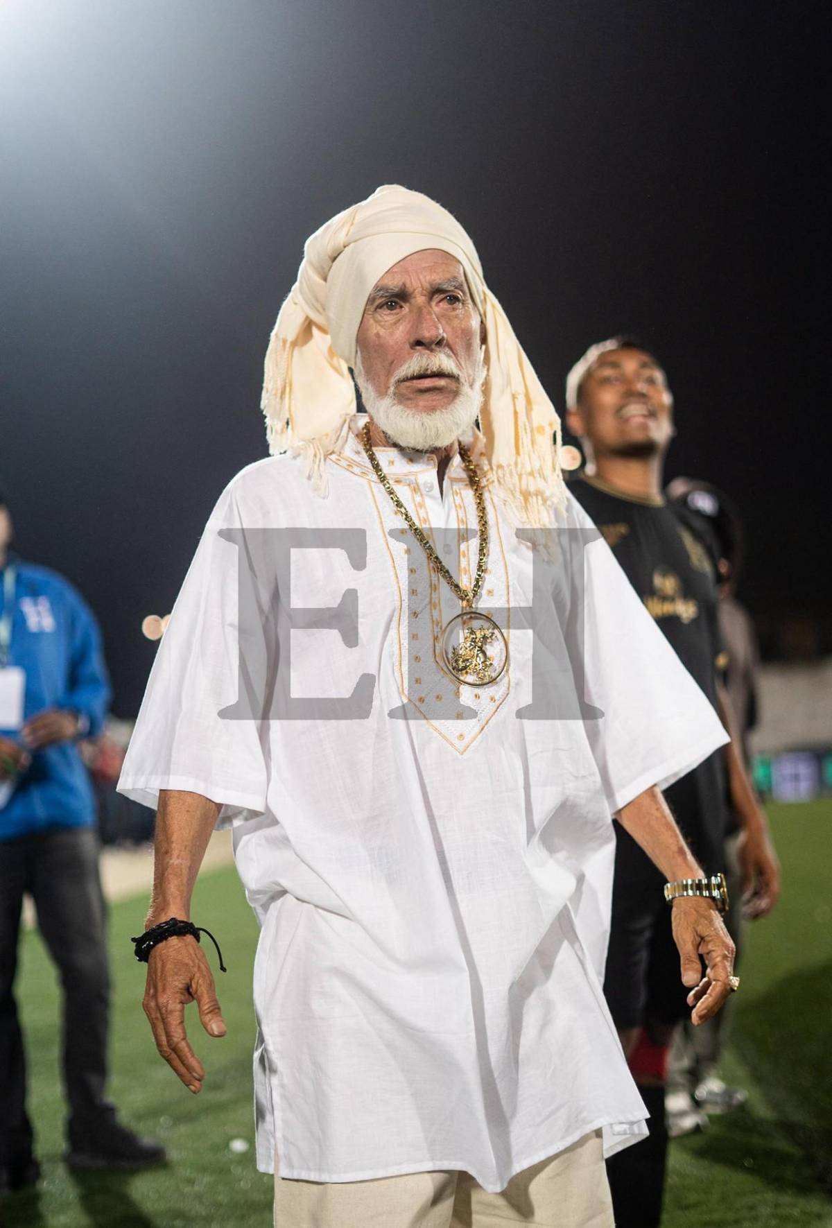 El Loco de la Selva y su extravagante atuendo en el partido de tiktokers