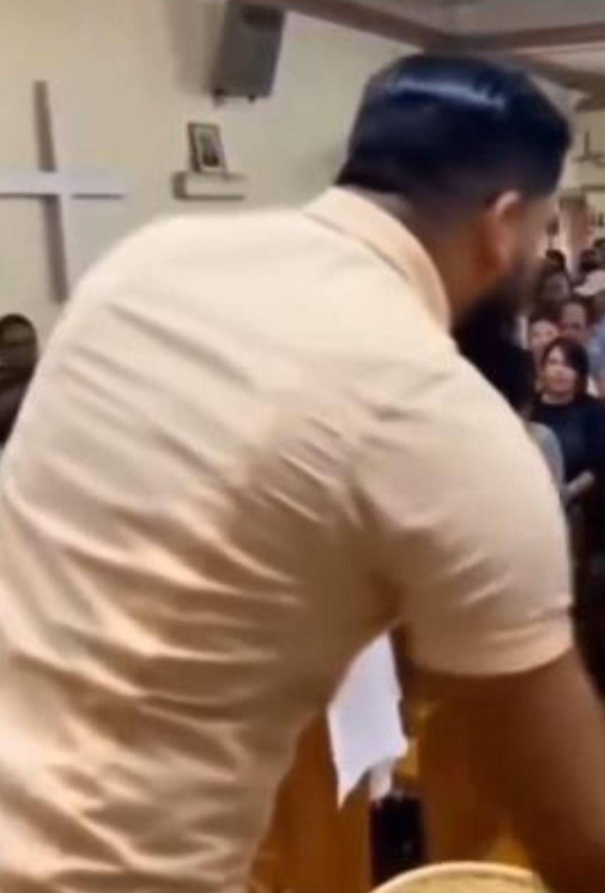 Pastor en Colombia afirma que Dios le reveló que su iglesia le dé dinero para dos iPhone 17