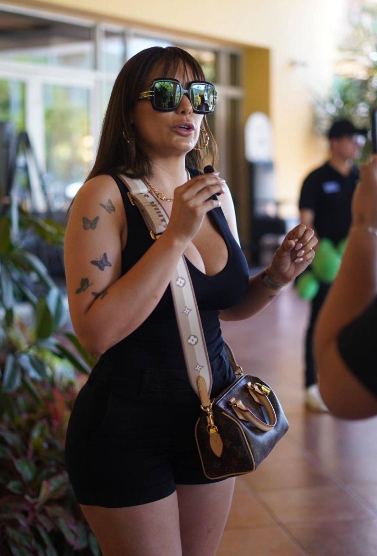 ¡Despampanante! Elsa Oseguera llega a SPS para apoyar a Davis Flow en partido de tiktokers