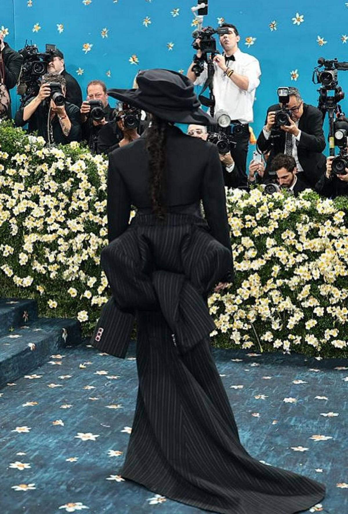 Rihanna anuncia su tercer embarazo en la Met Gala con un look inolvidable