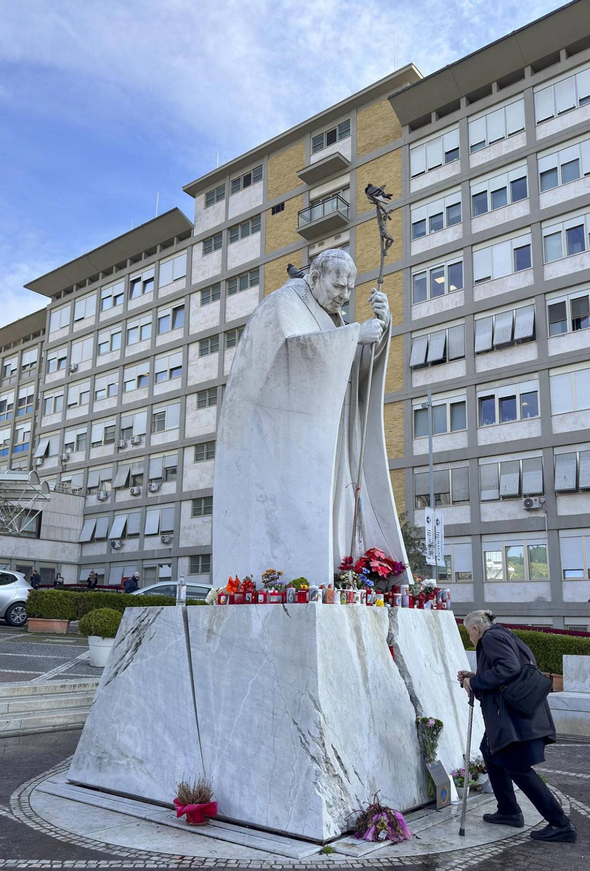 Con flores y velas frente a hospital, fieles improvisan altar por el papa Francisco