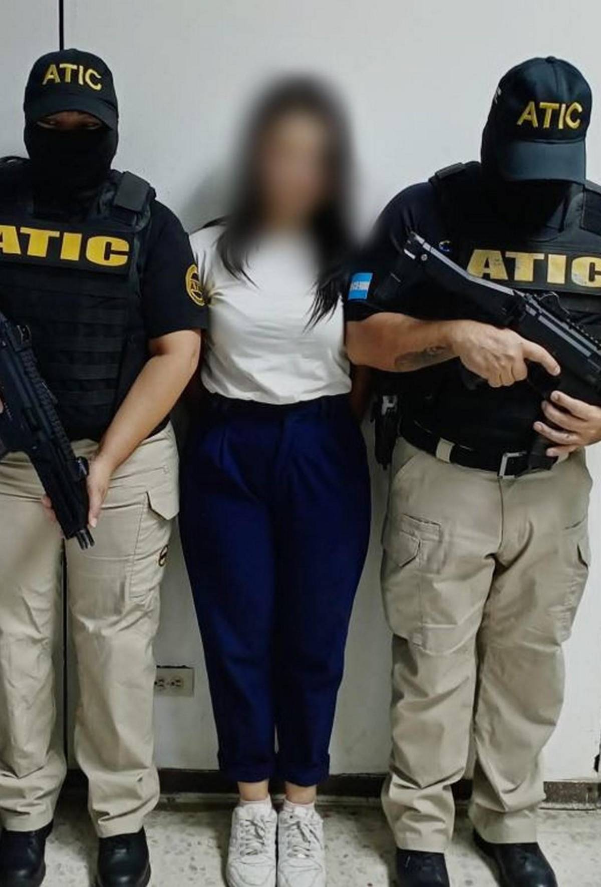 Cae joven acusada de abusar de dos menores cada vez que visitaban a su padre en SPS