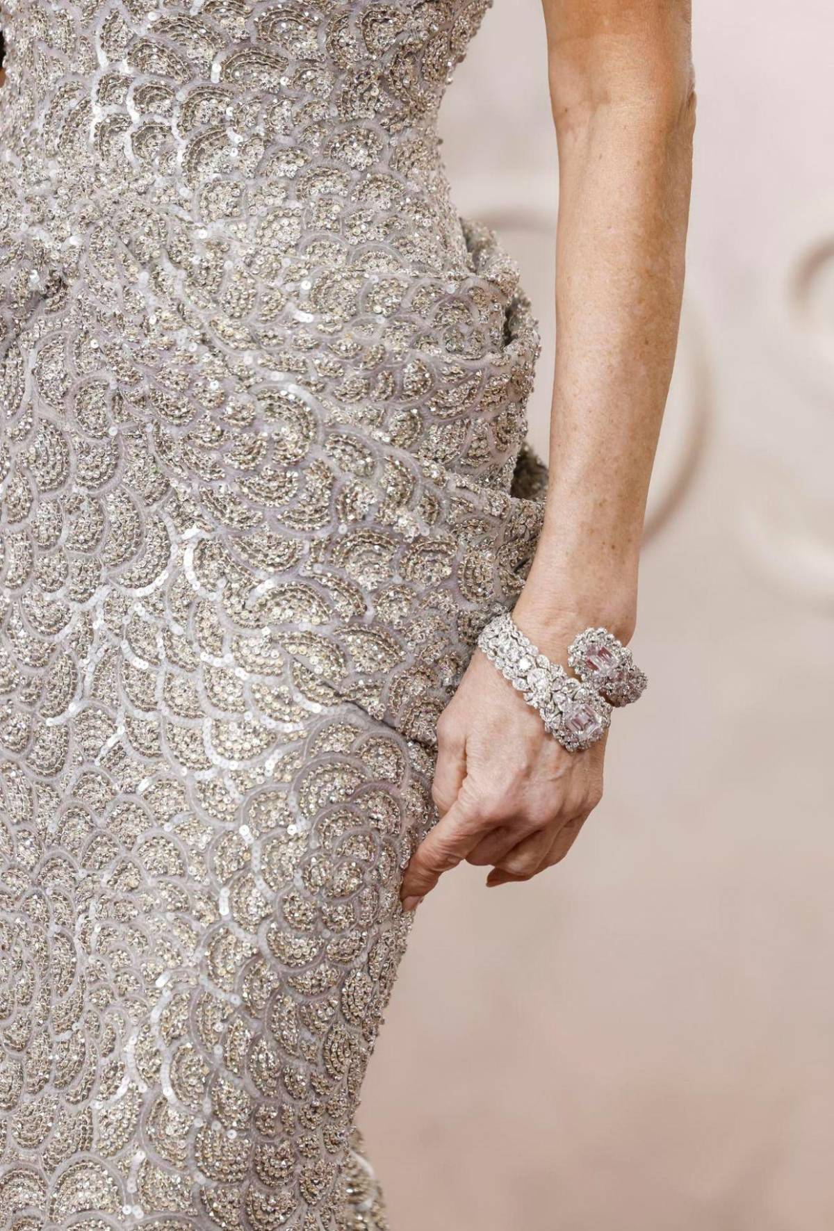 Demi Moore brilla en la alfombra roja de los Premios Oscar 2025