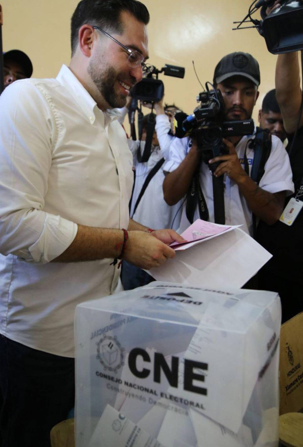 Jorge Cálix ejerce el sufragio tras horas de espera por atraso de maletas electorales