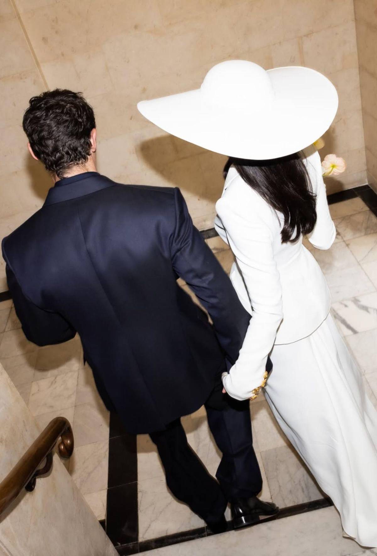 Románticas y delicadas: Dua Lipa revela las fotos oficiales de su boda con Callum Turner