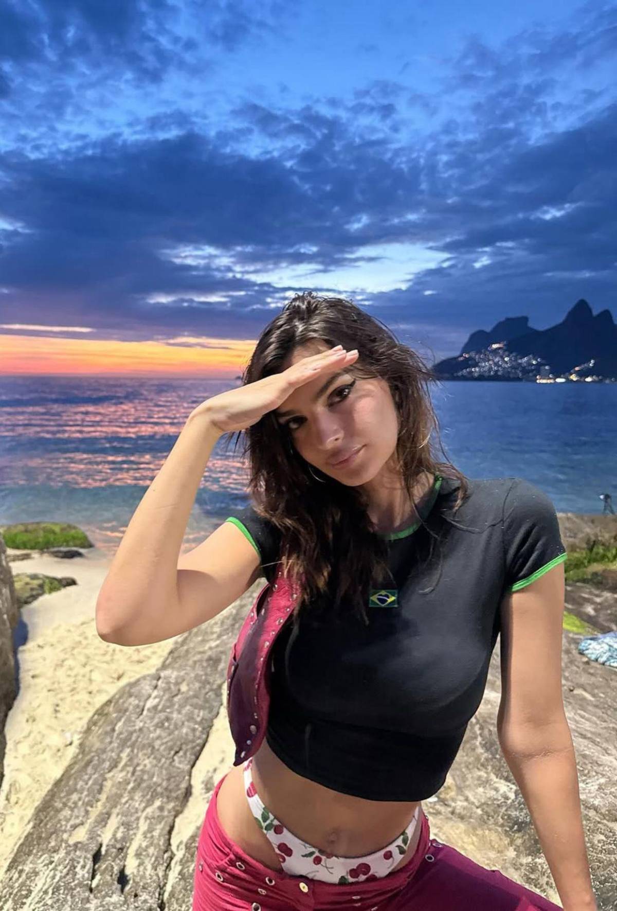 Emily Ratajkowski pasea en diminuto bikini por Río de Janeiro