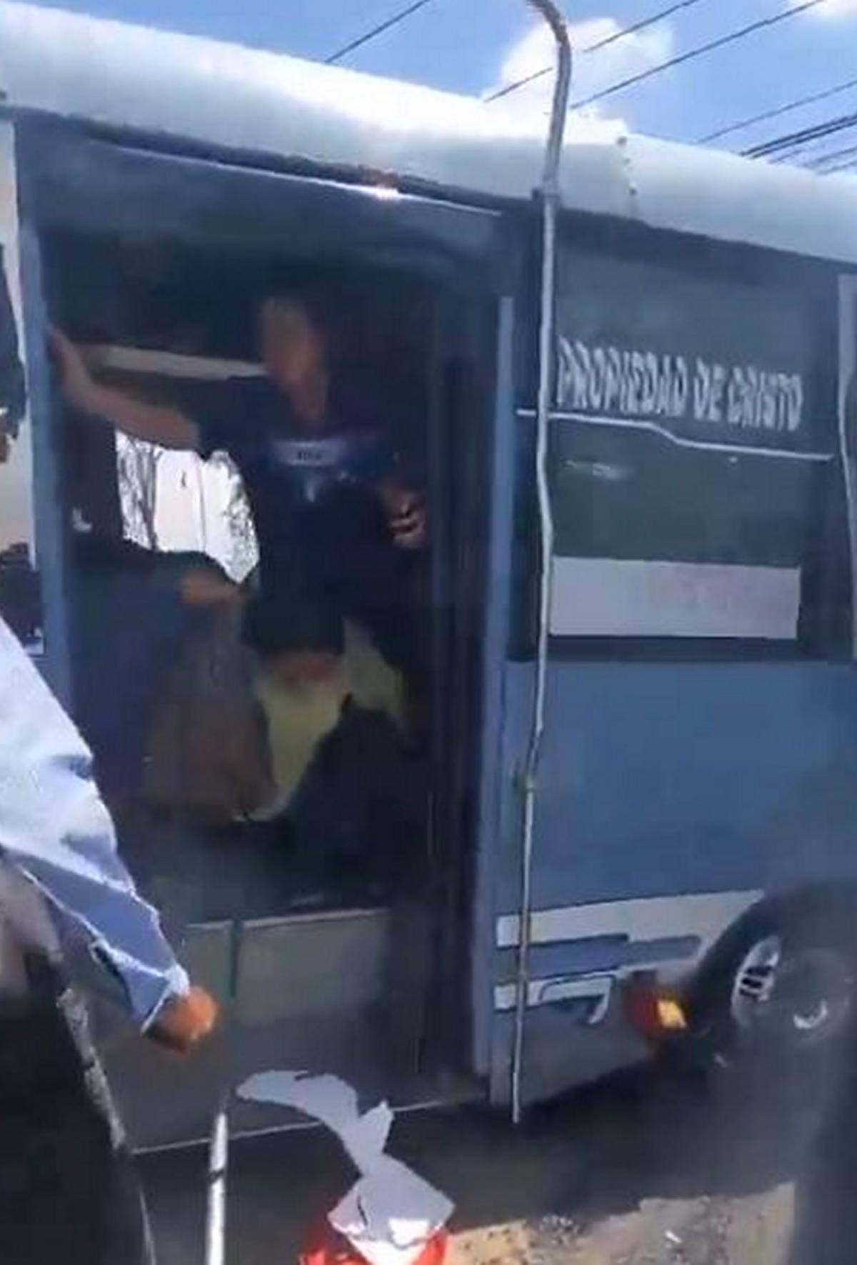 Las primeras imágenes tras brutal choque de bus y rastra en Naco, Santa Bárbara