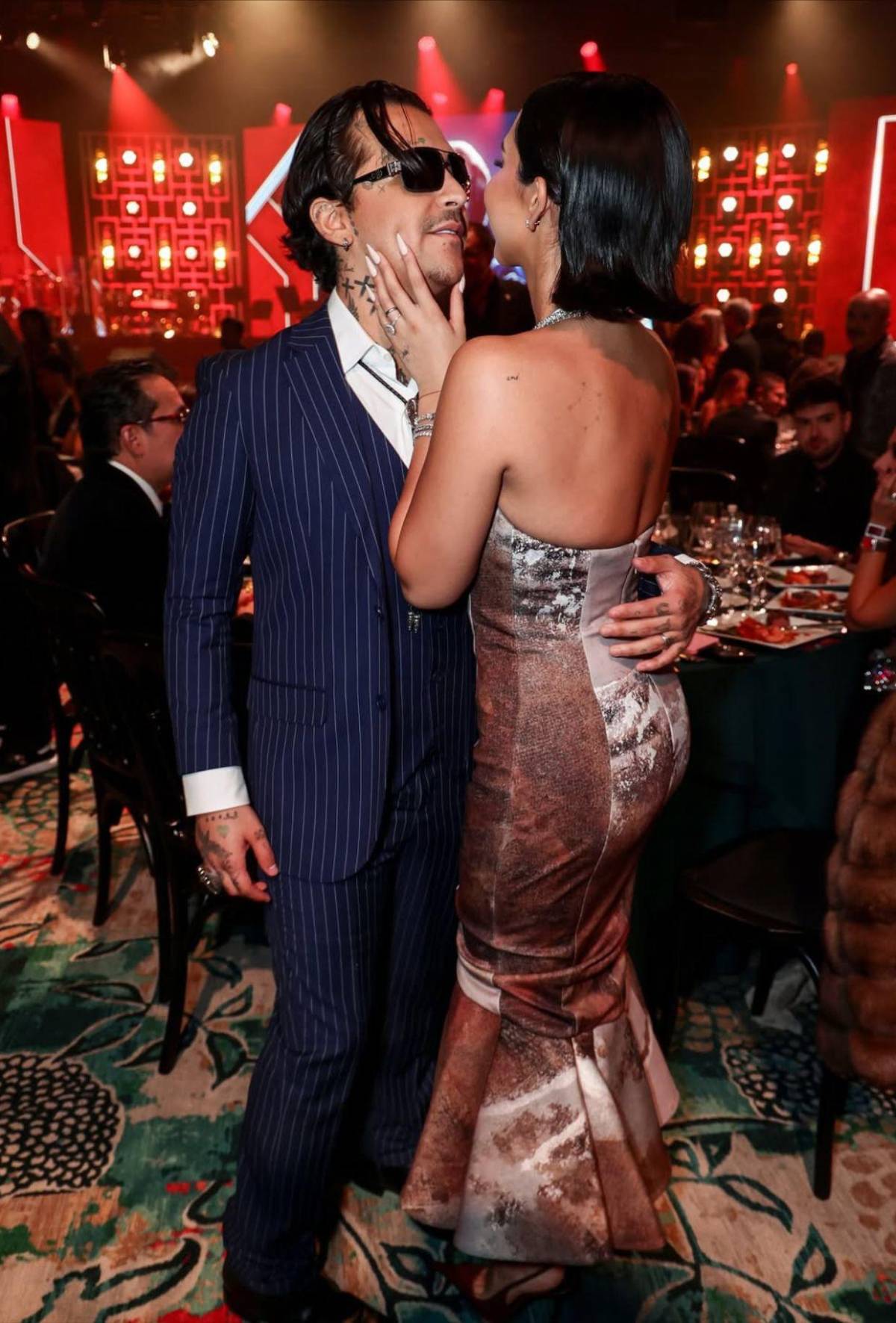 Ángela Aguilar y Christian Nodal posan enamorados en los Latin Grammy