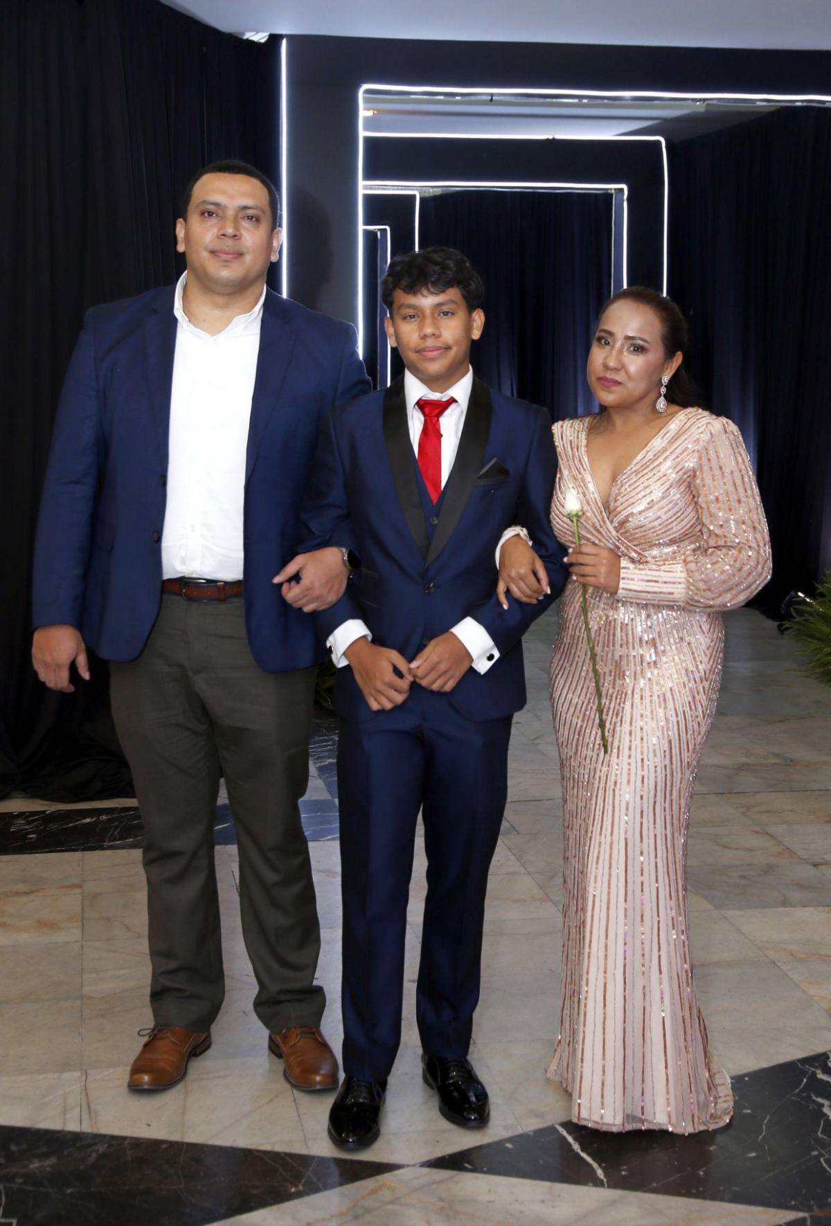 Del brazo de sus padres, seniors 2025 de The Mayan School cierran su ciclo académico