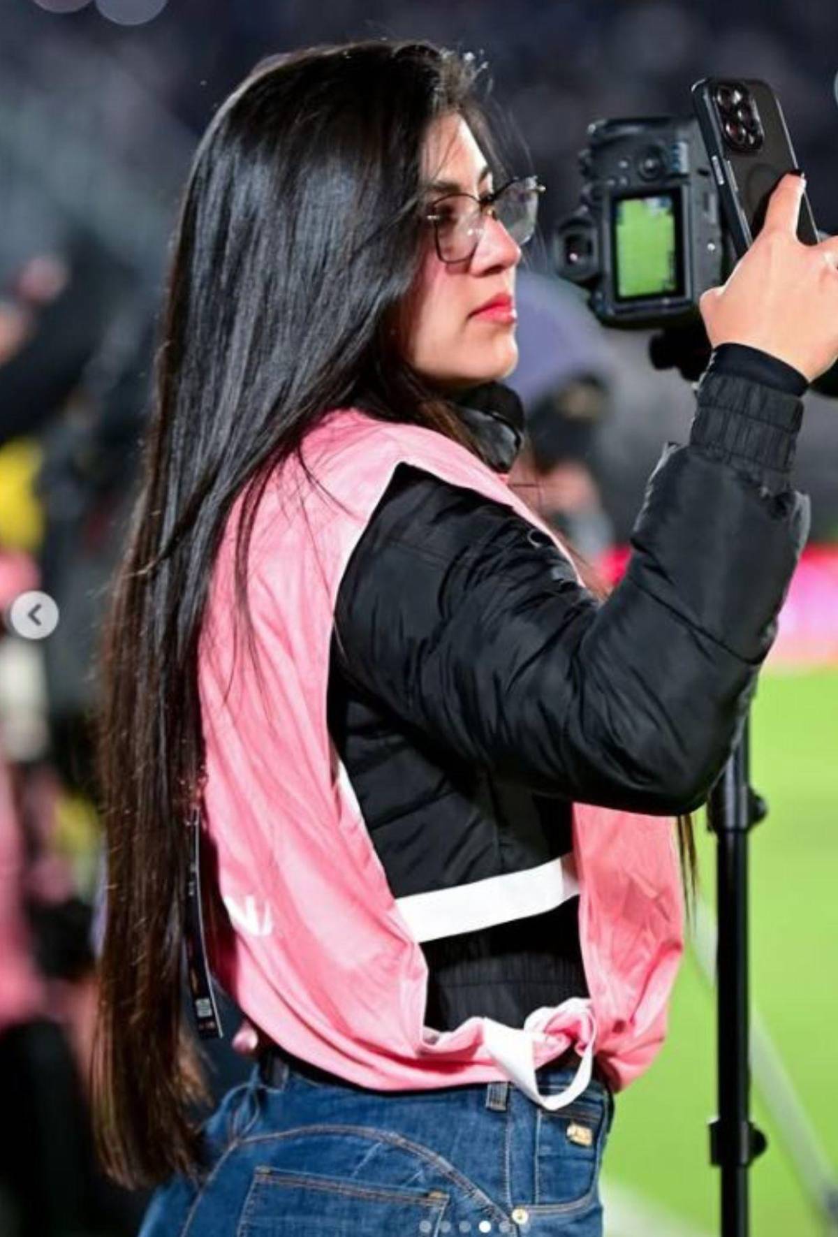 Vetan a fotógrafa deportiva por su vestimenta: ella se pronuncia y desata la polémica