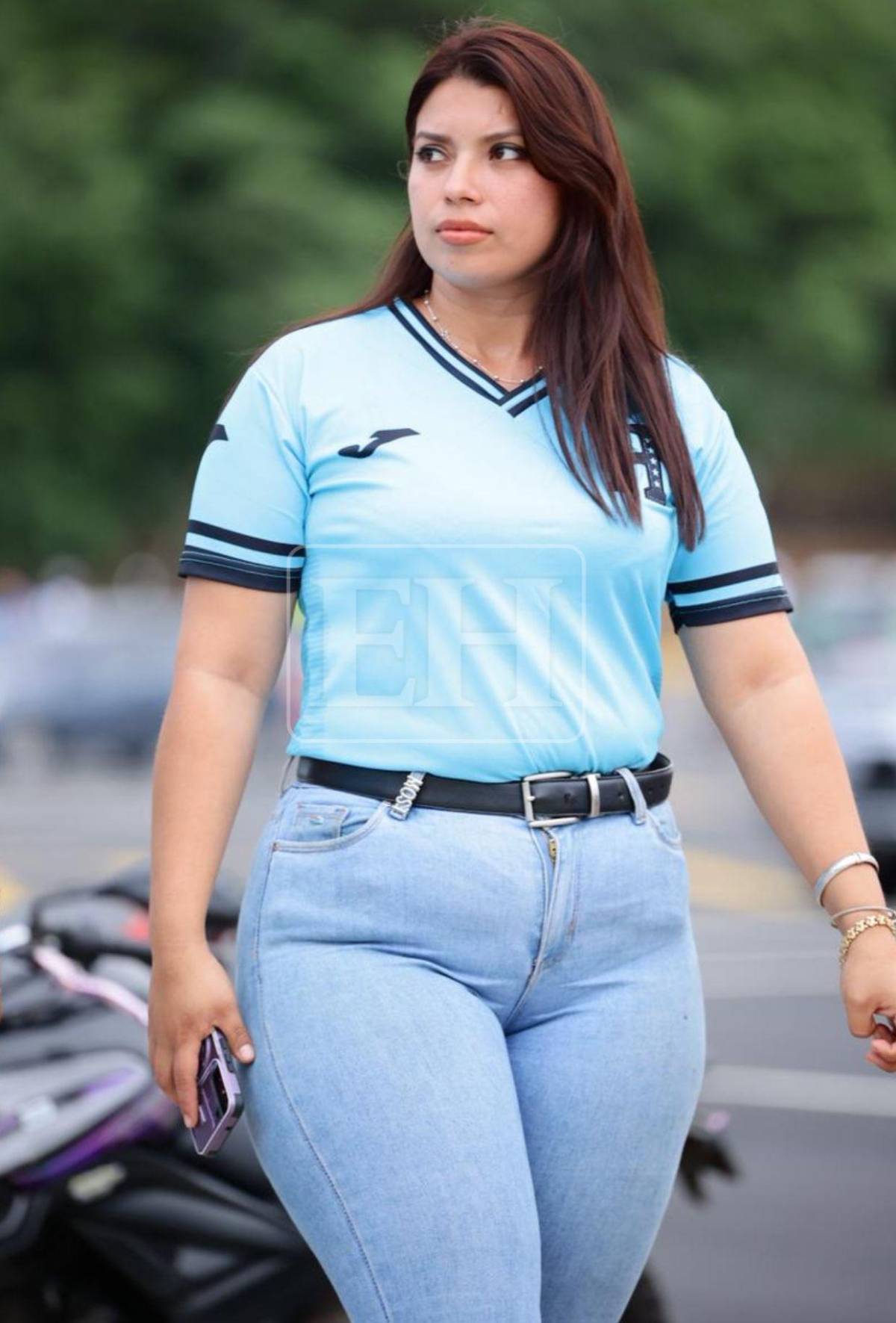 Quién es la bella chica nica y tres leyendas con Honduras apoyando en Managua