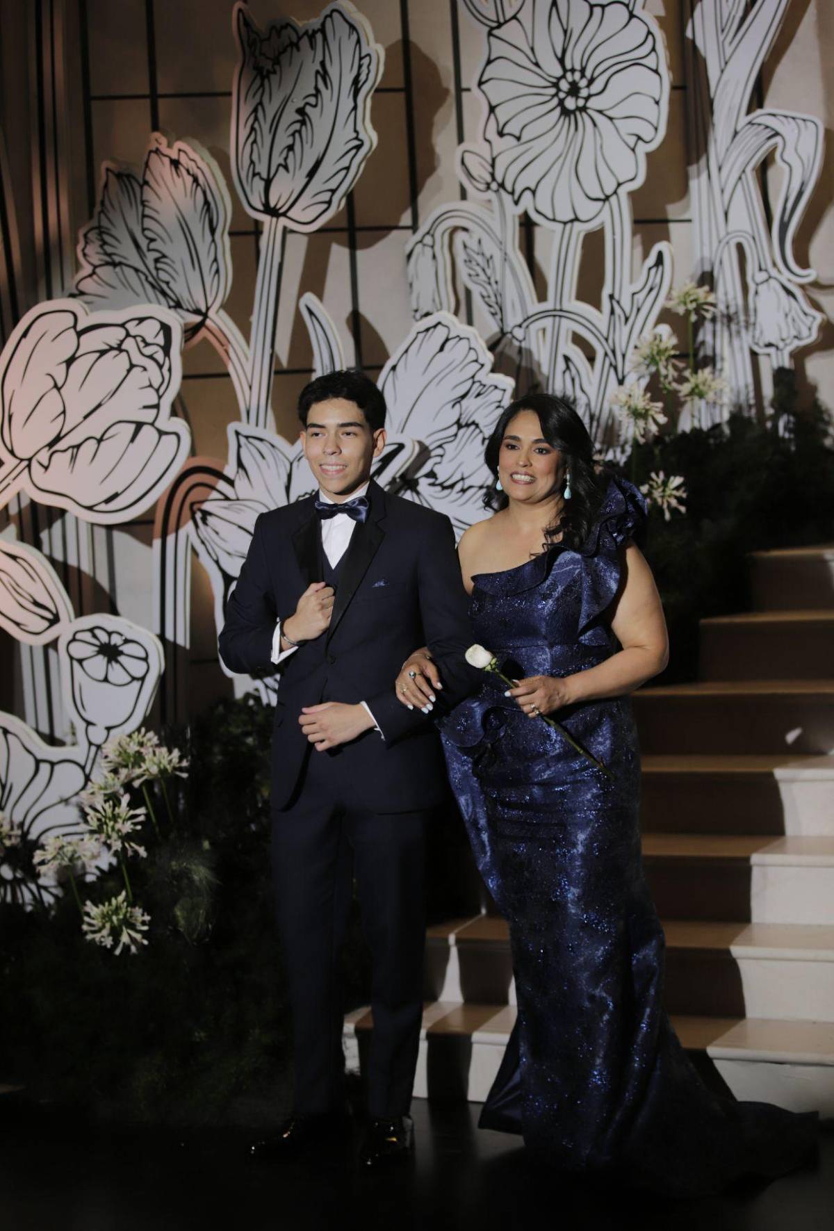 Del brazo de sus madres y padres: elegante desfile de los seniors de Del Campo School