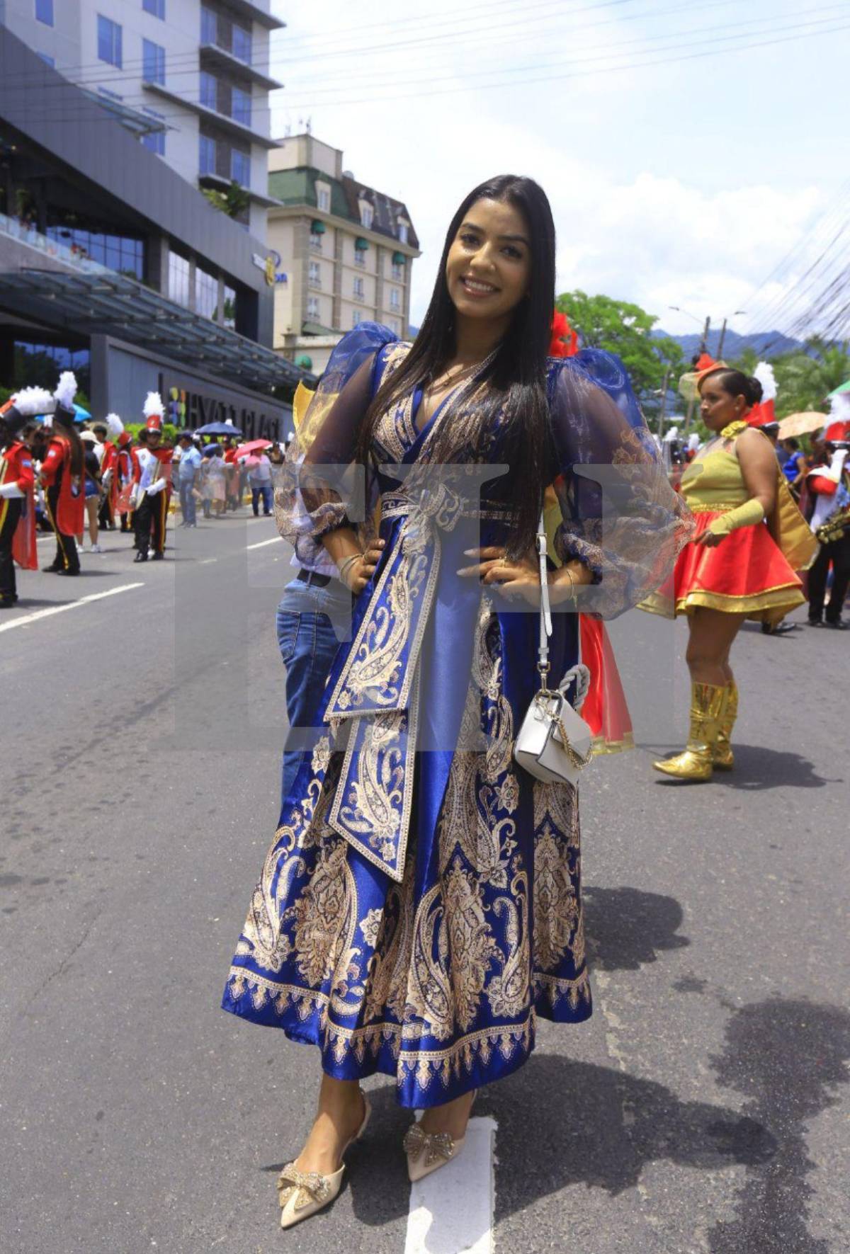 ¿Opacó a las estudiantes? Ella es Flor Guifarro, maestra que acaparó miradas en desfiles de SPS
