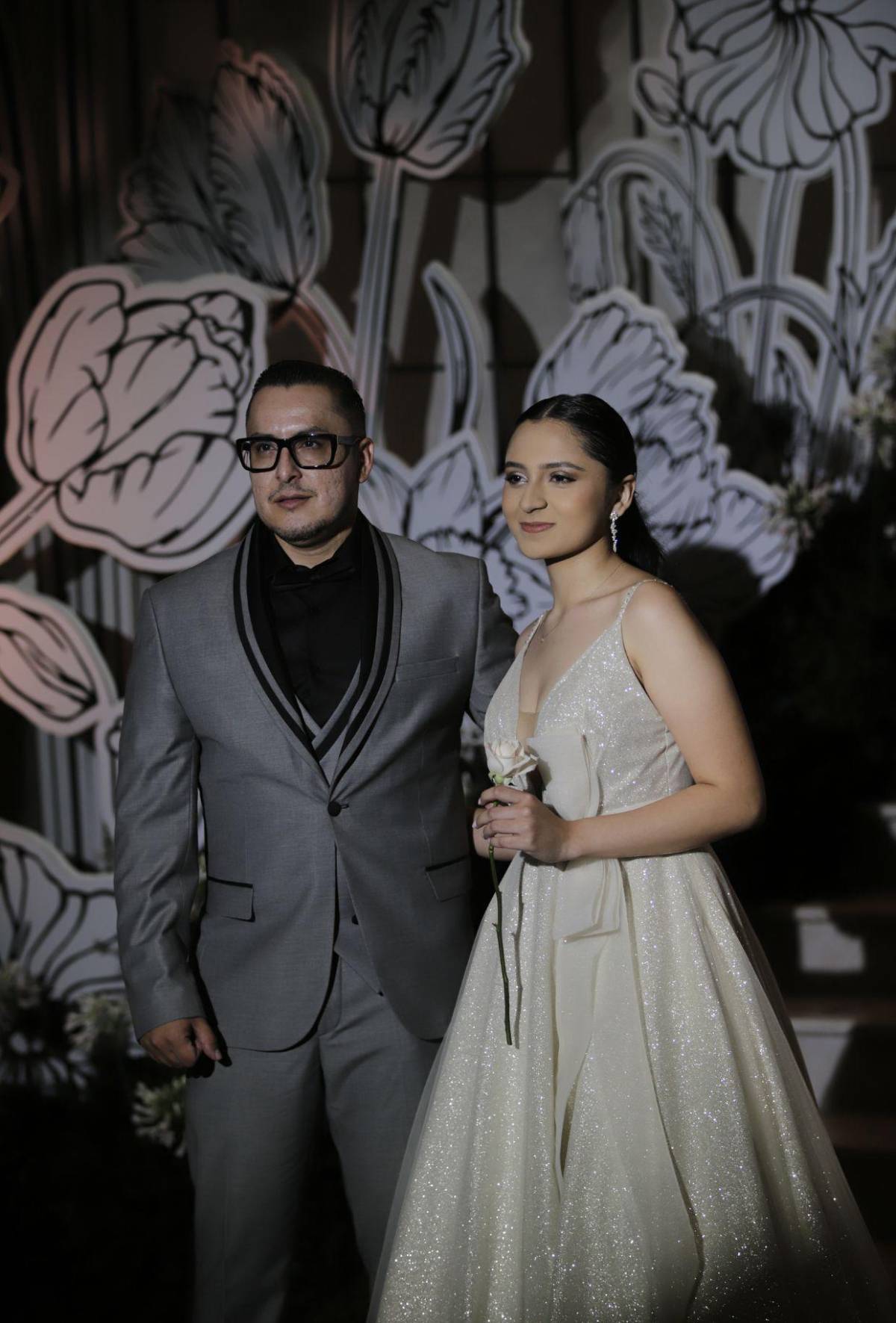 Del brazo de sus madres y padres: elegante desfile de los seniors de Del Campo School