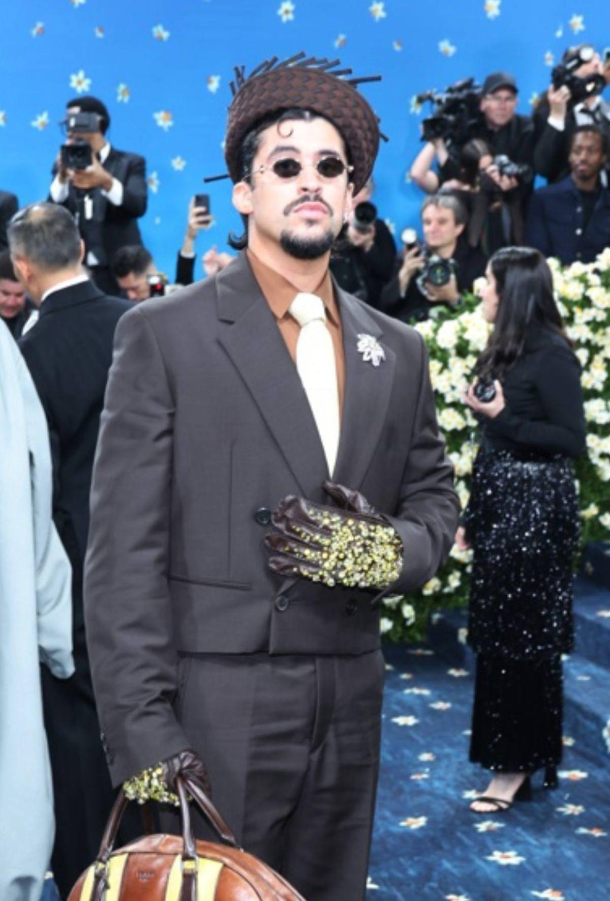 Así lució Bad Bunny en la Met Gala 2025: su sombrero y guantes se robaron el show
