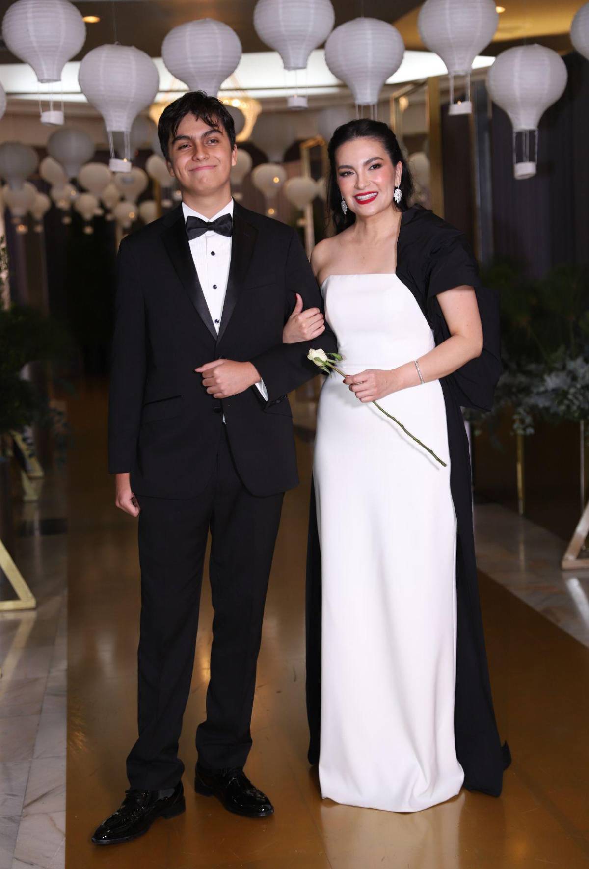 Entre júbilo y tendencias seniors de Academia Los Pinares festejan su prom 2026
