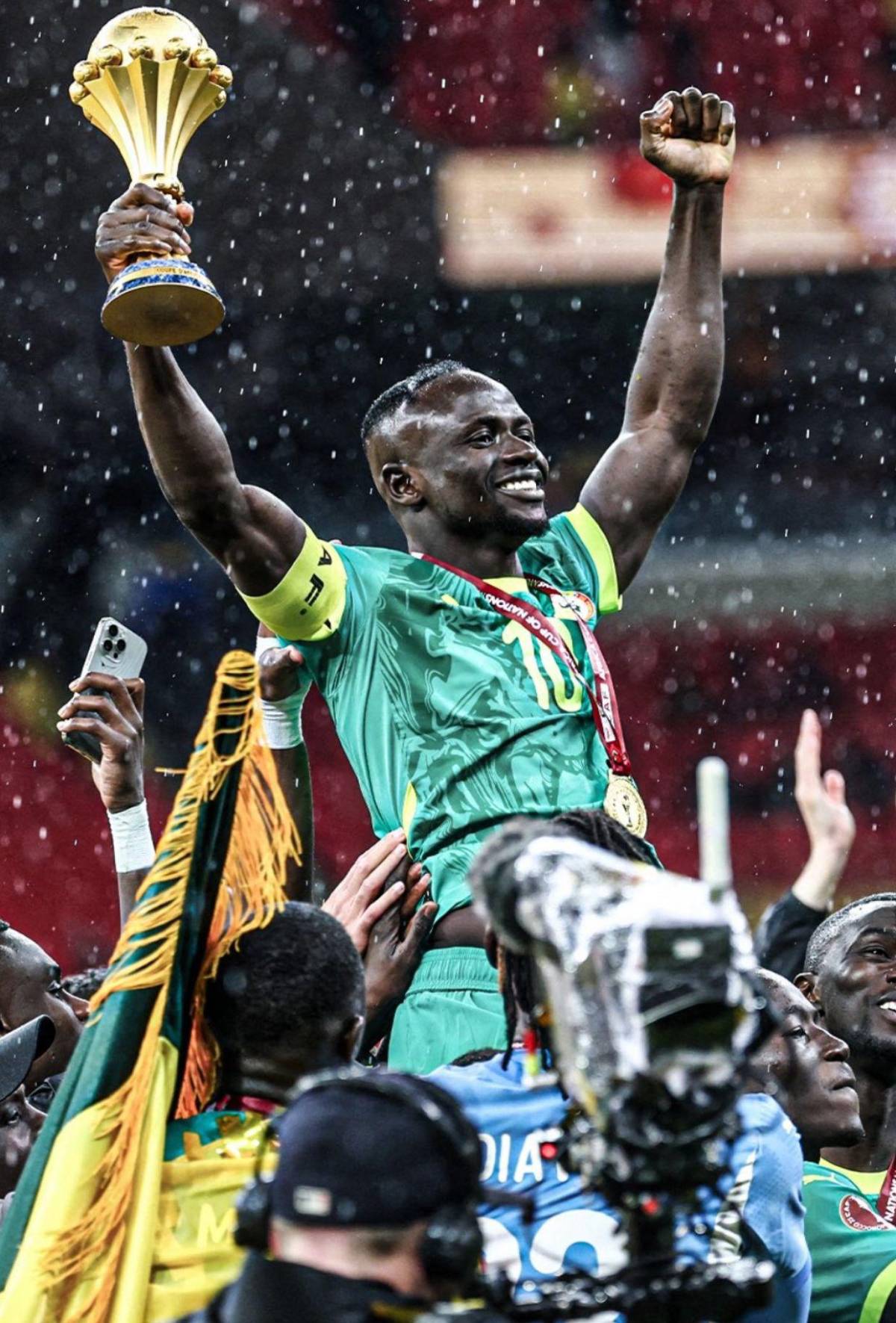 Celebró el título de Senegal en la Copa Africana junto a sus dos esposas: “Siempre están a mi lado