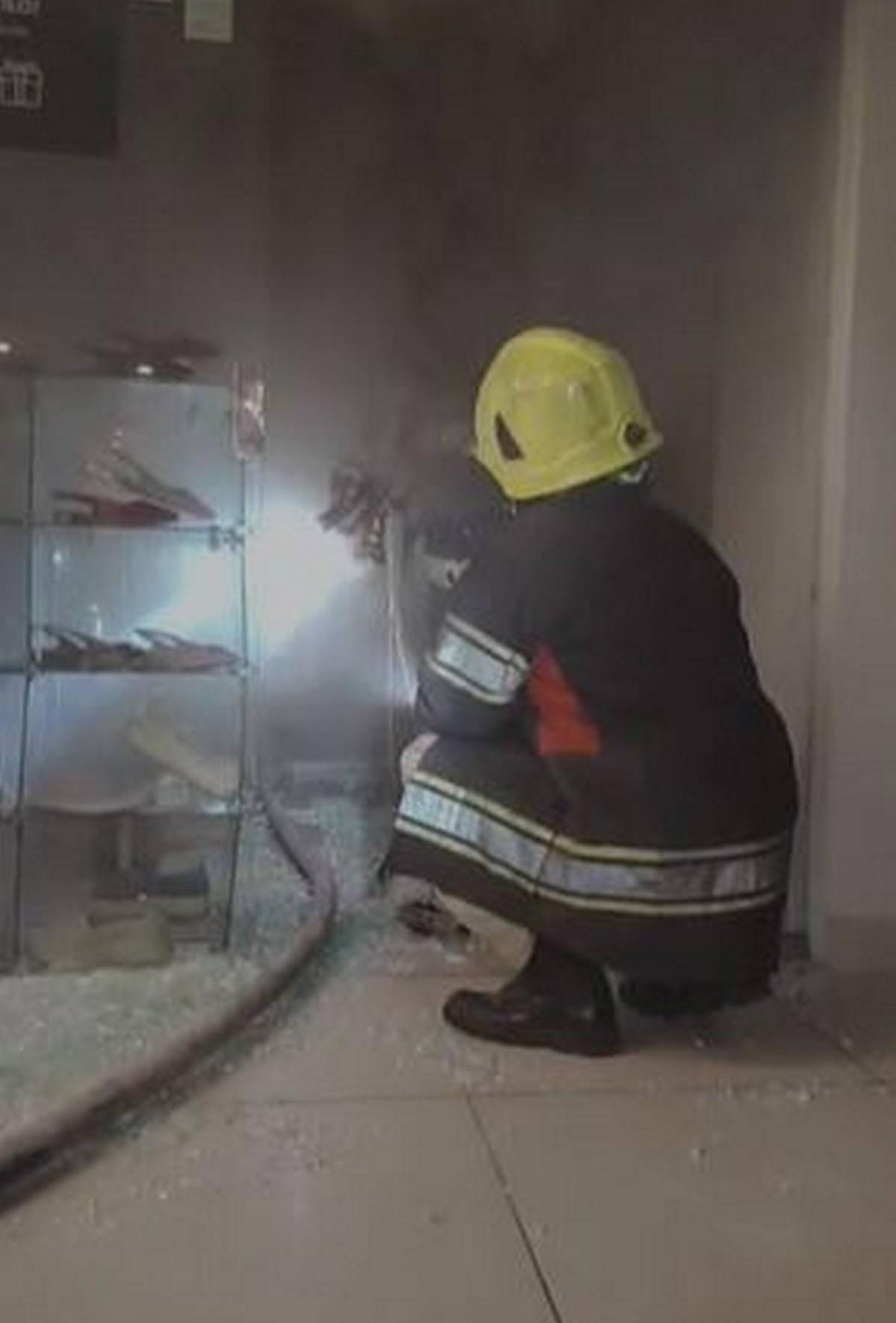 Controlado a tiempo: bomberos evitan que incendio en mall  de Comayagüela se expanda