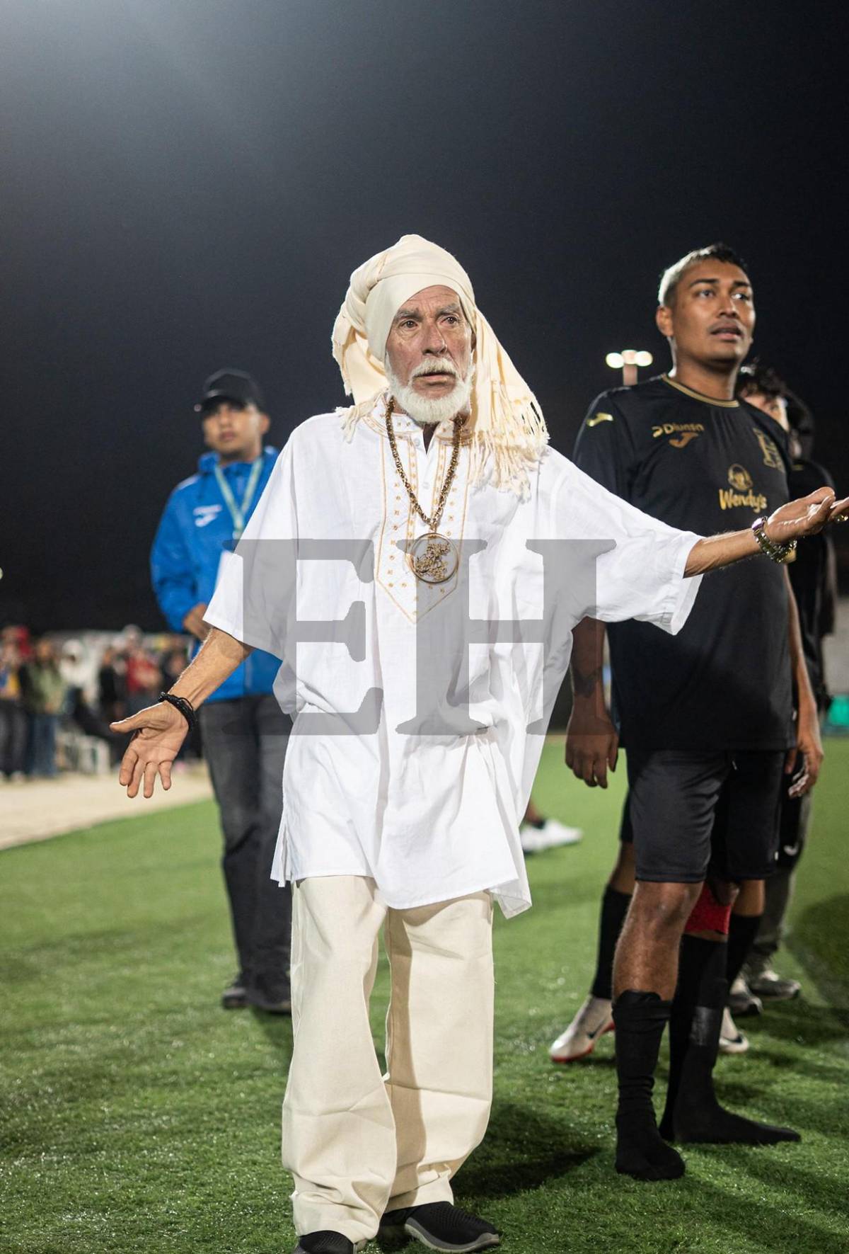 El Loco de la Selva y su extravagante atuendo en el partido de tiktokers