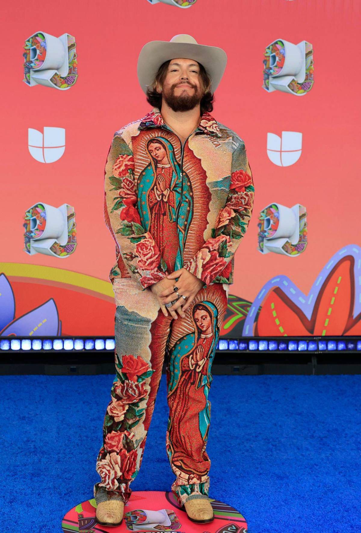 Así lucieron los famosos en la alfombra azul de Premios Juventud