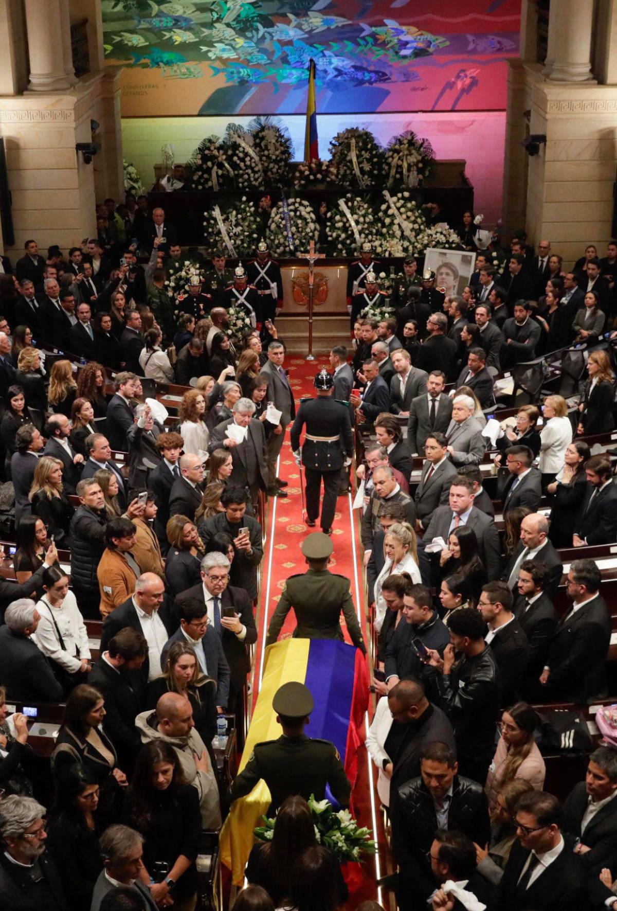 Políticos y familiares asisten al funeral de Miguel Uribe Turbay en el Congreso colombiano
