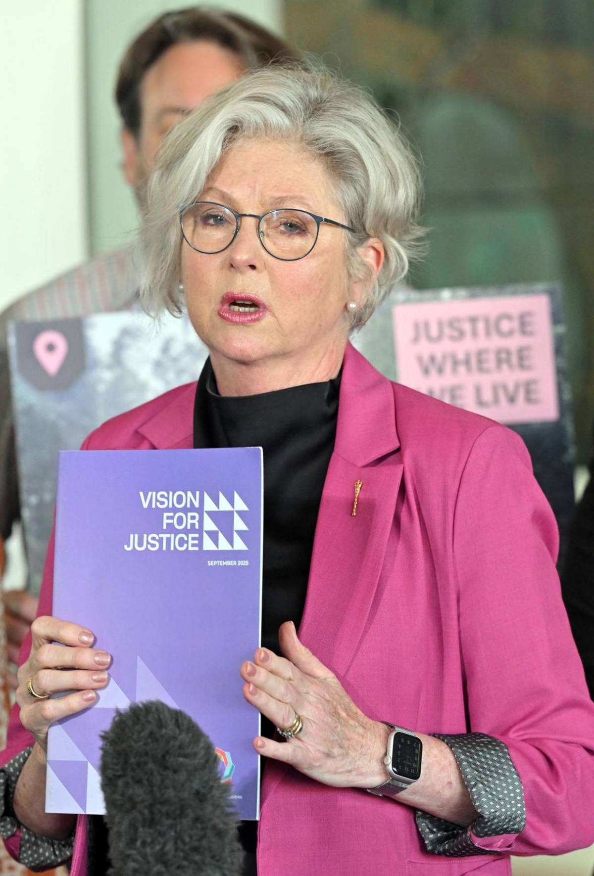 ¿Quién es Helen Haines, la diputada australiana que perdió una pierna en un atropello?