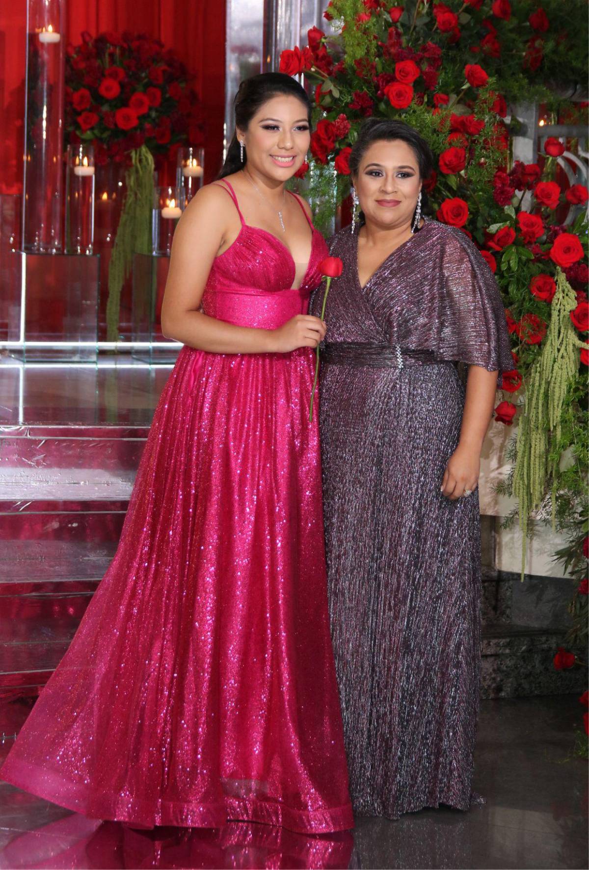 Padres y seniors desfilan juntos en la prom night de Nashville School