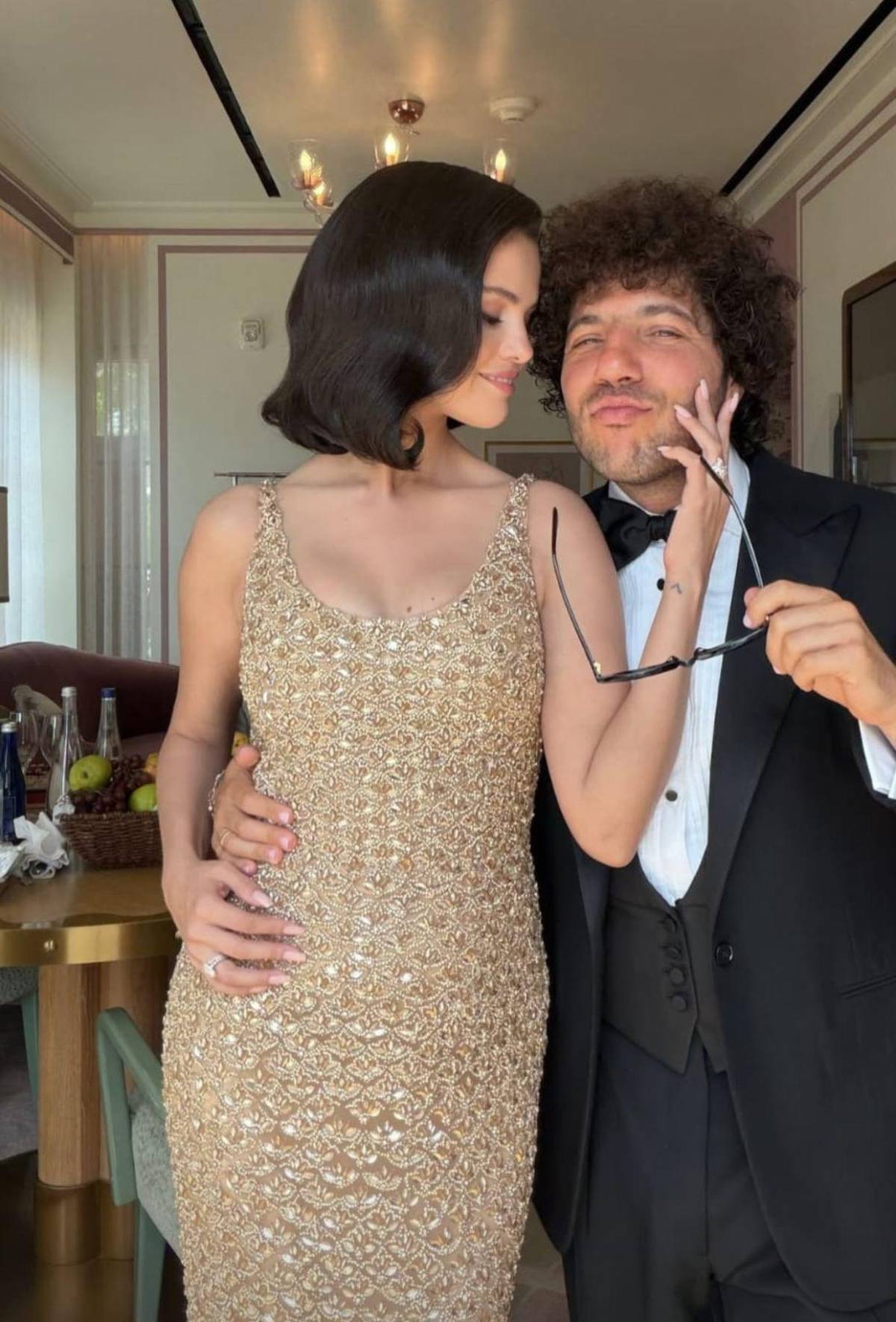 Entre cristales y con silueta marcada: el look de Selena Gomez para la boda de Taylor Swift