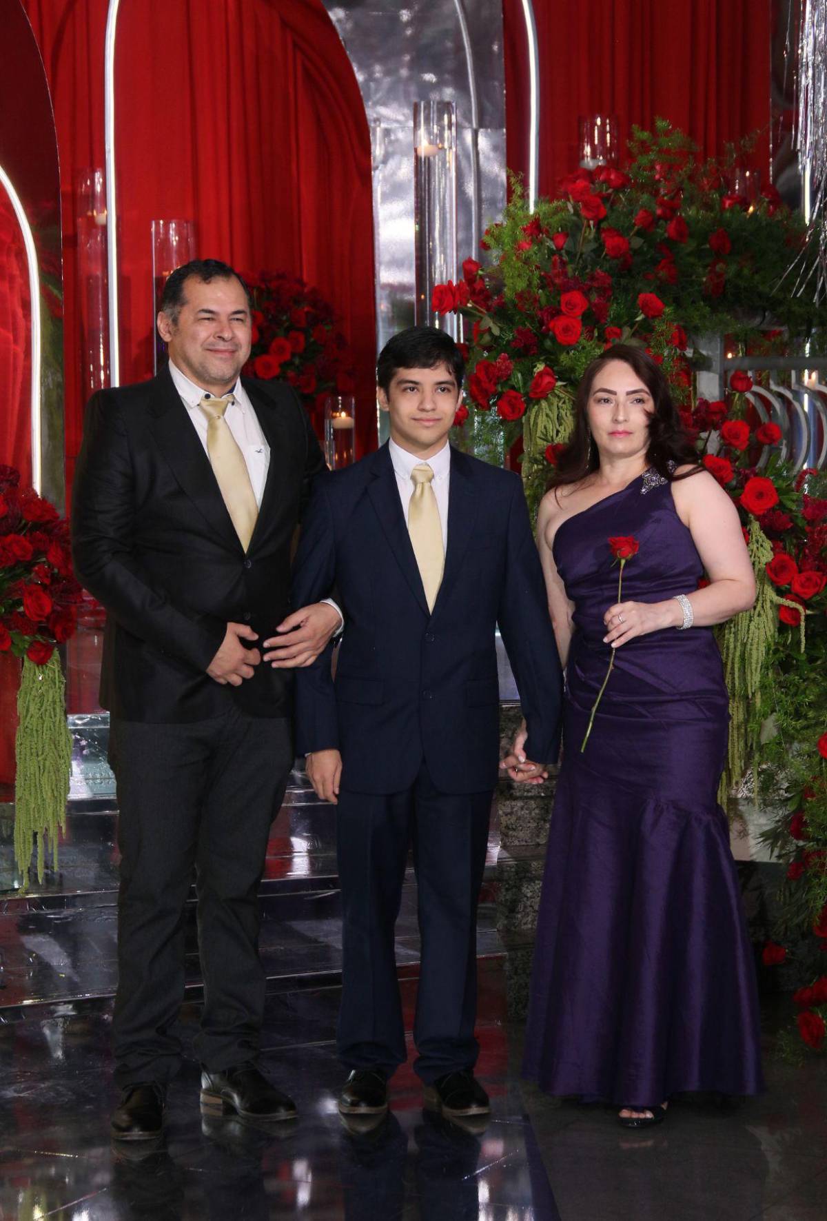 Padres y seniors desfilan juntos en la prom night de Nashville School