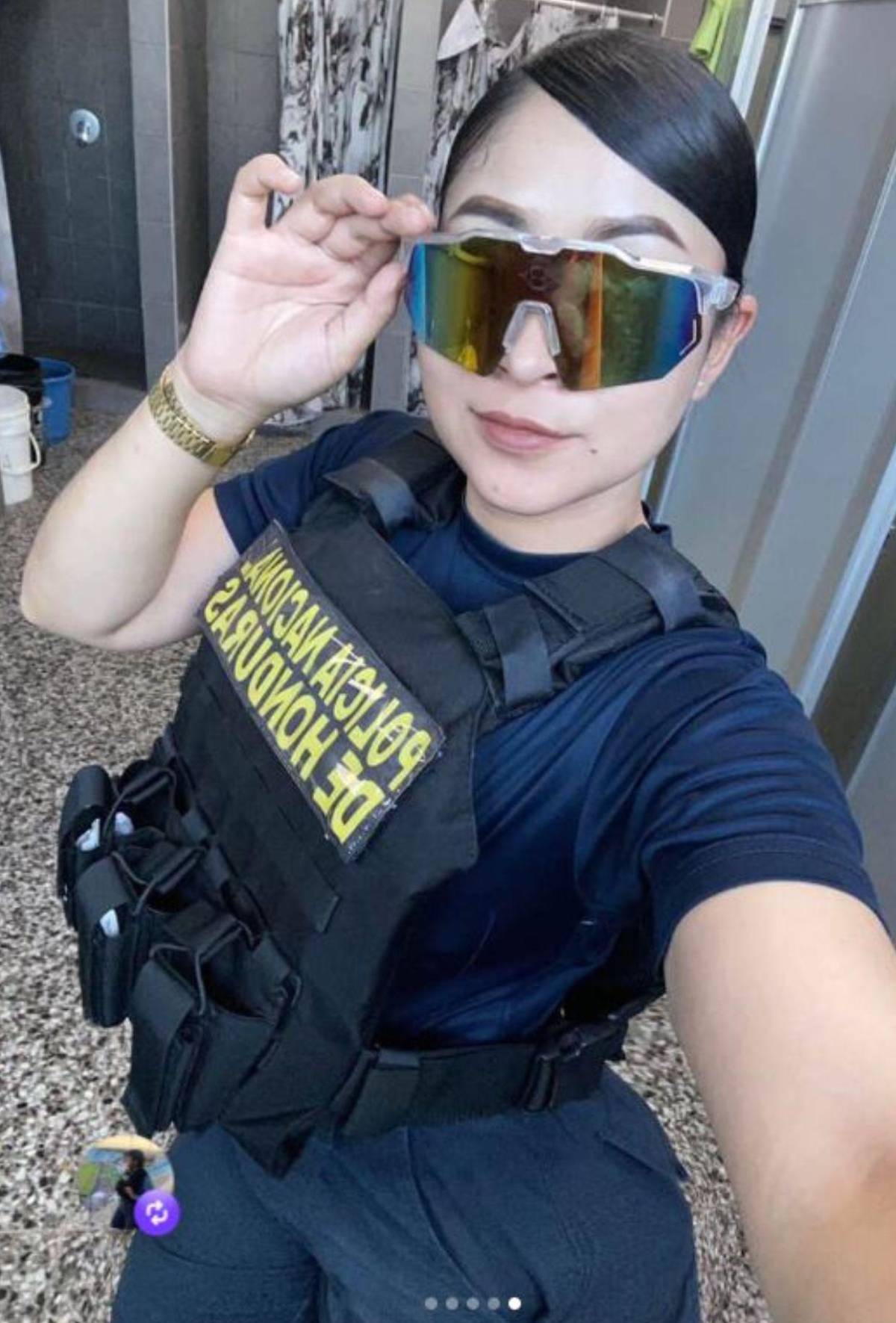 Se roba suspiros en los partidos: ¿Quién es la bella policía que enamora en los estadios?