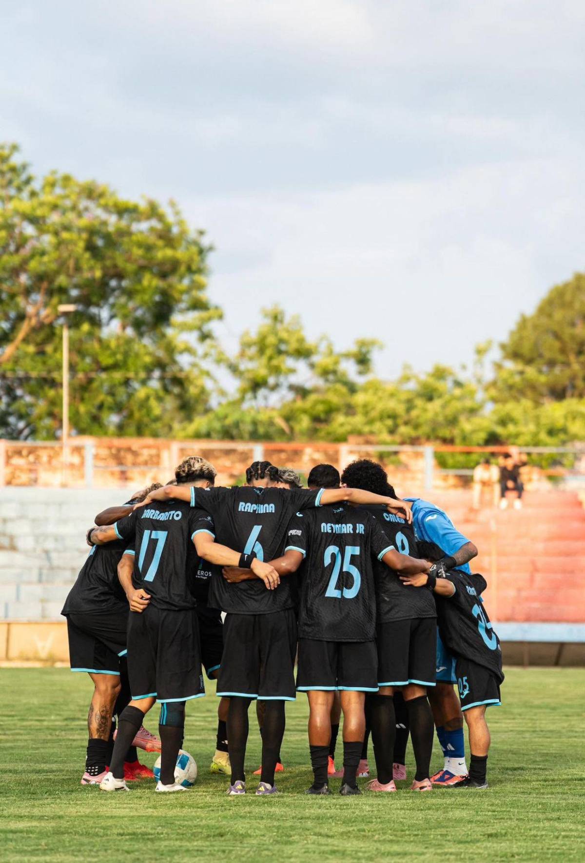 Tiktokers liderados por Supremo viajan a Perú a un partido: esto les dio de dinero el presidente Nasry Asfura