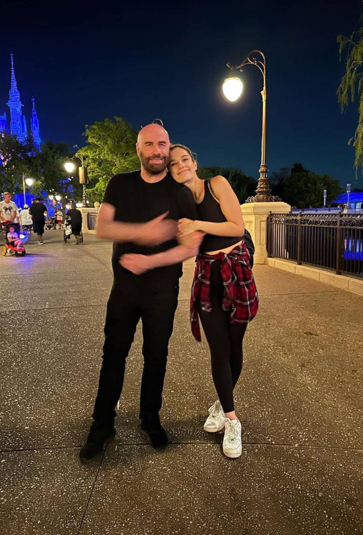 La hija de John Travolta impacta con transformación