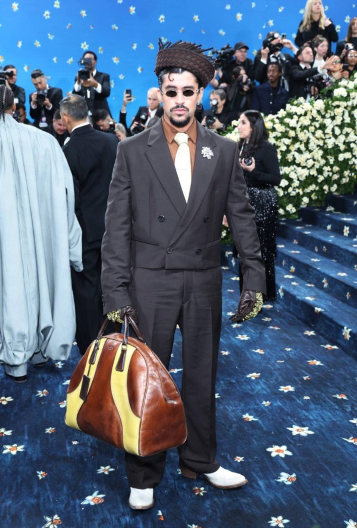 Así lució Bad Bunny en la Met Gala 2025: su sombrero y guantes se robaron el show