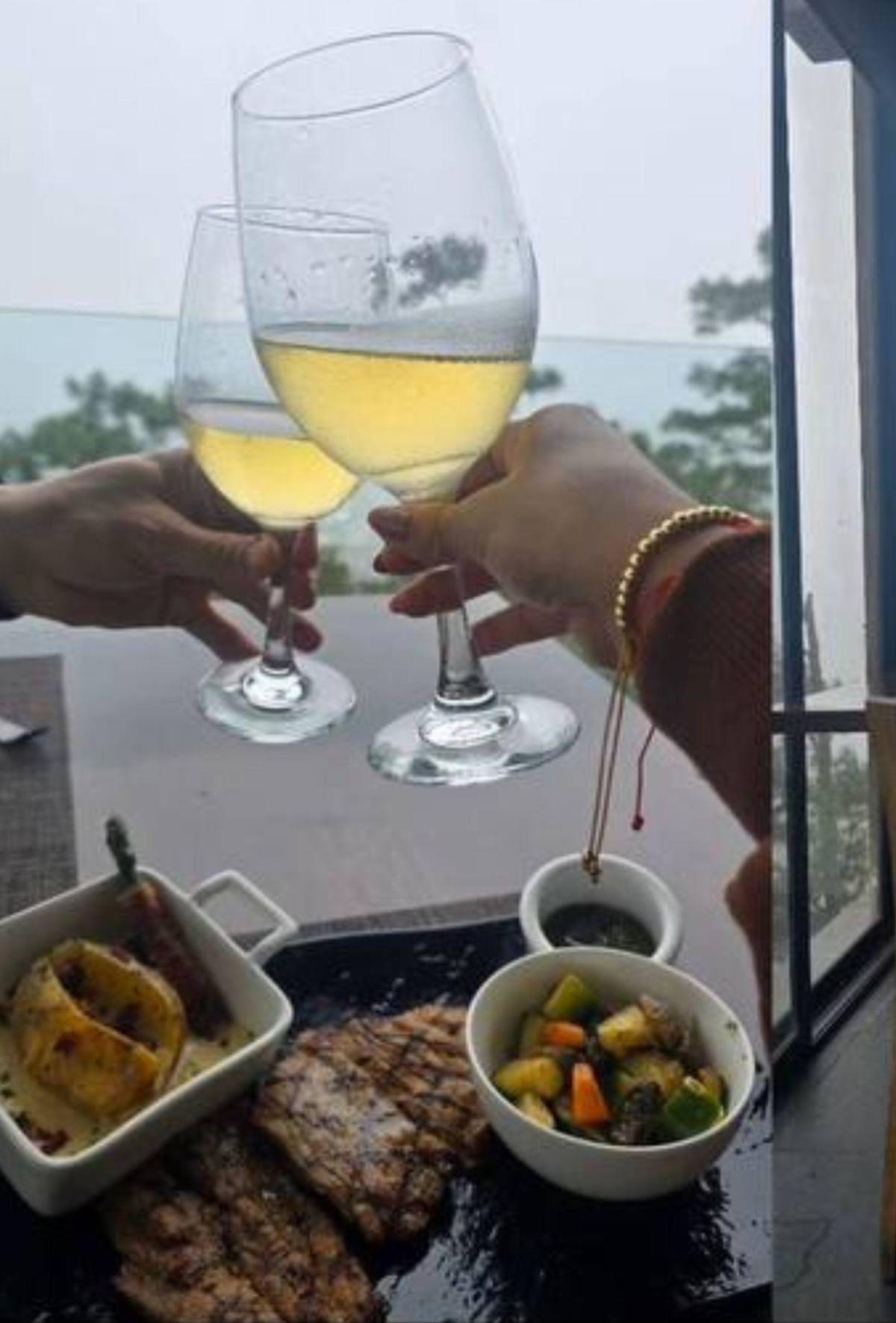 ¡Bienvenidos los 30! Milagro Flores celebra con romántica cena y espectaculares fotos su cumpleaños