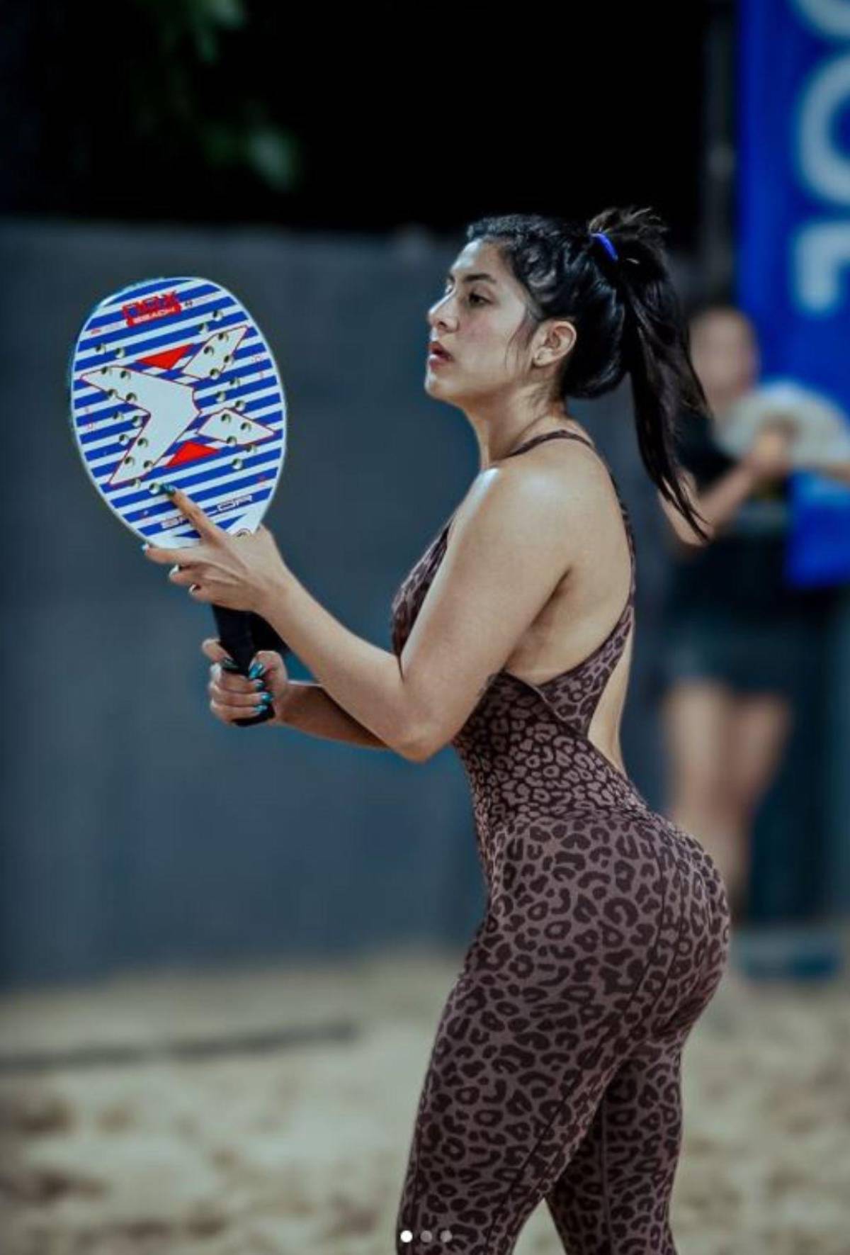 Vetan a fotógrafa deportiva por su vestimenta: ella se pronuncia y desata la polémica