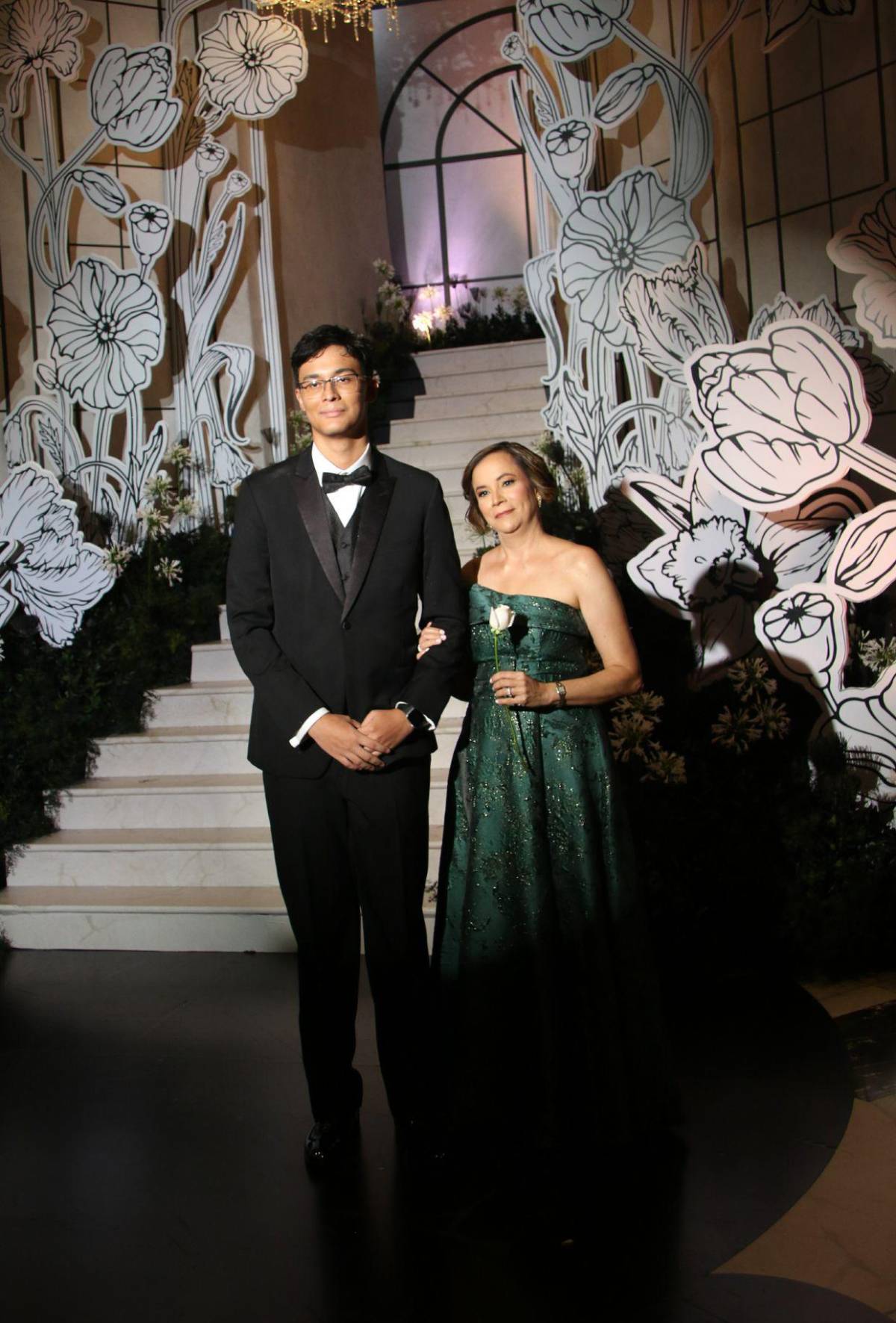Del brazo de sus madres y padres: elegante desfile de los seniors de Del Campo School