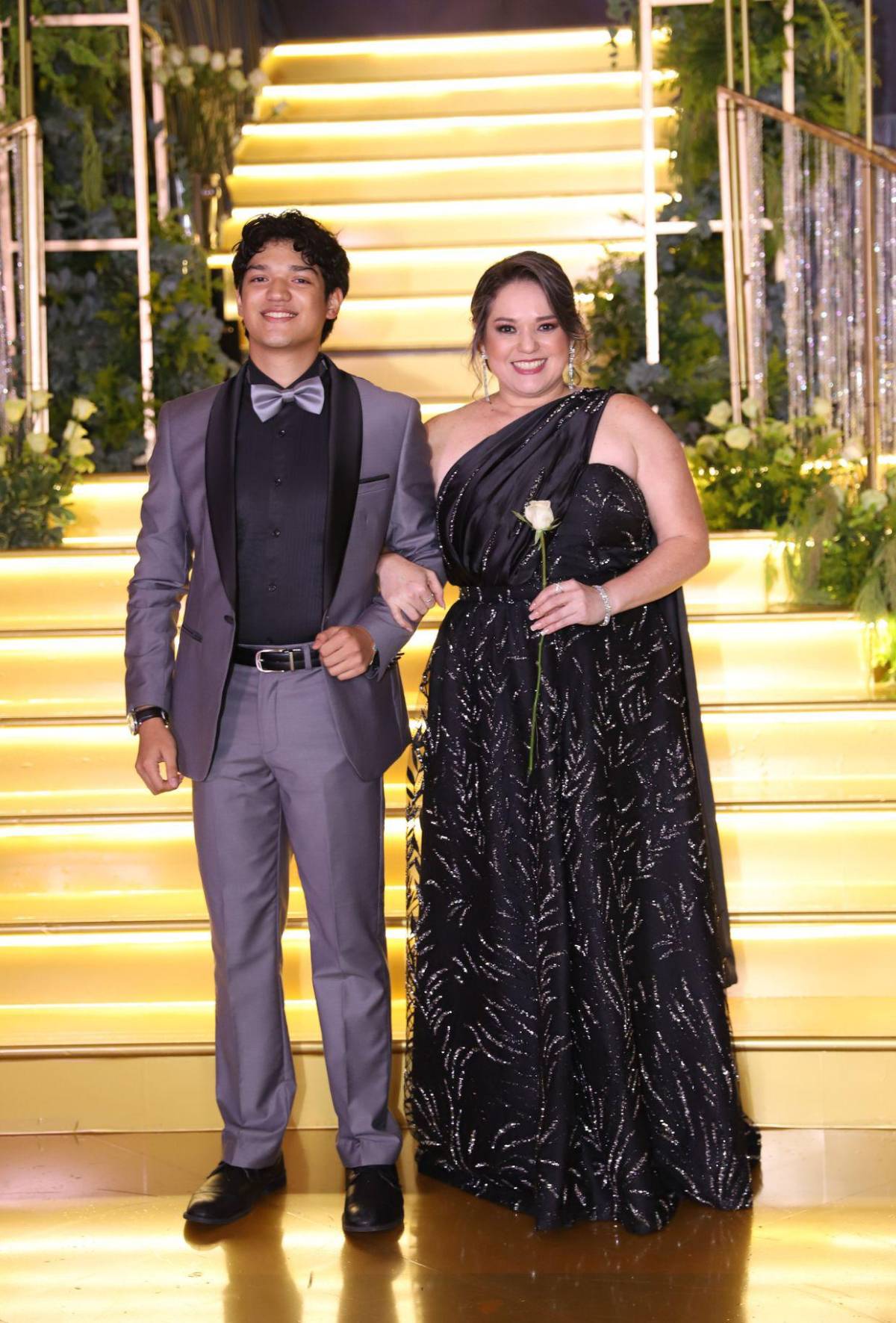 Entre júbilo y tendencias seniors de Academia Los Pinares festejan su prom 2026
