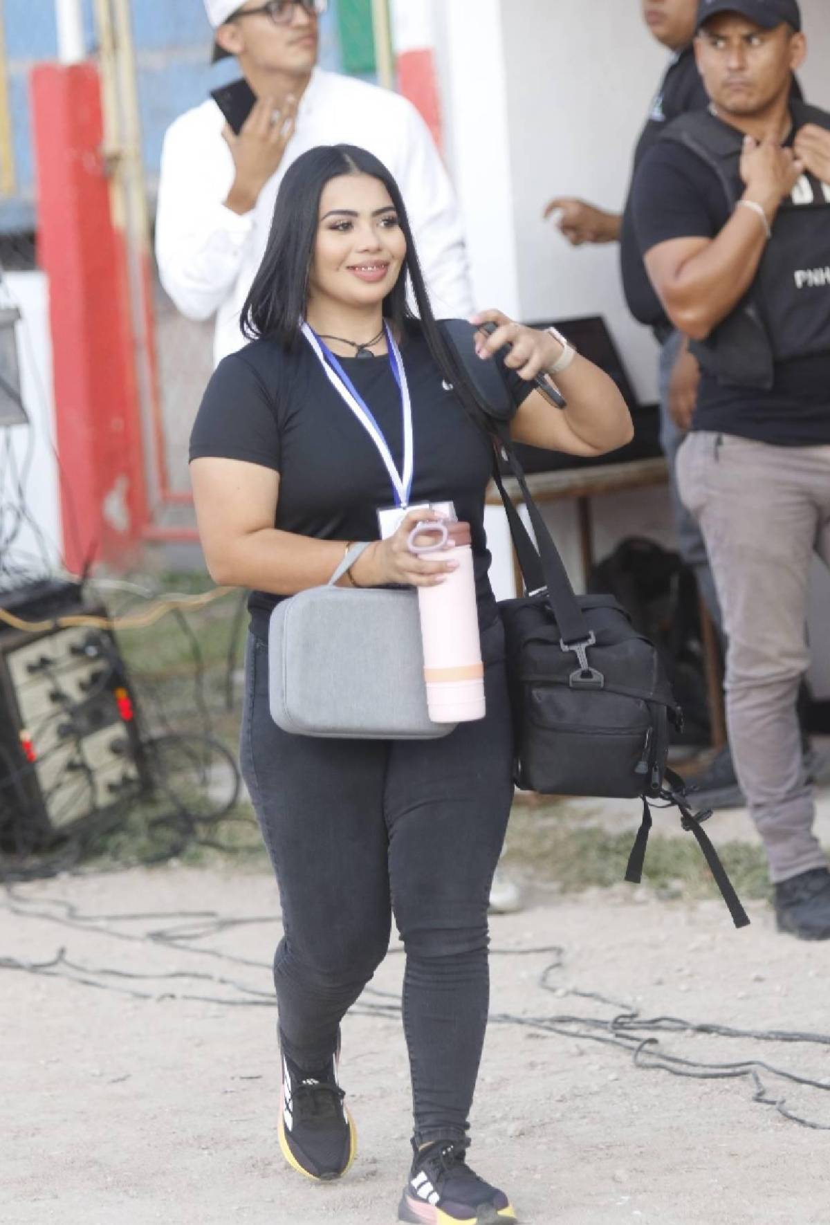 Esposa de jugador sorprendió: Las lindas chicas en la finalísima por ascenso a Liga Nacional