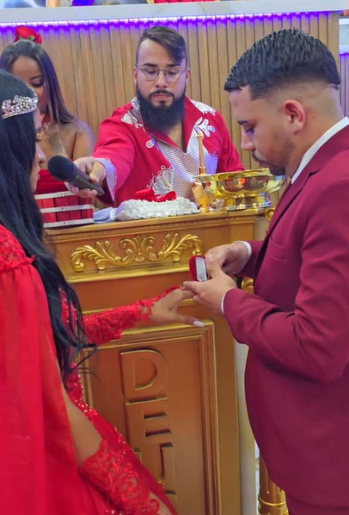 Alabanzas y bendición: así fue la primera boda en la Iglesia de Lucifer