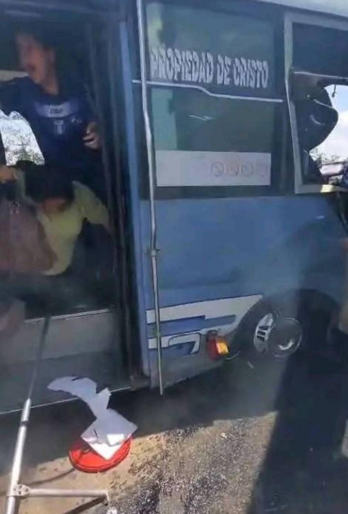 Las primeras imágenes tras brutal choque de bus y rastra en Naco, Santa Bárbara