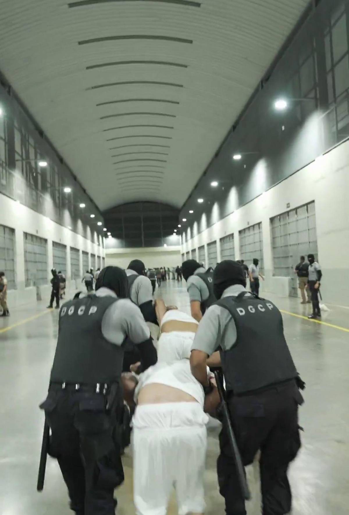 Las impactantes imágenes del envío de reos de la banda del Tren de Aragua a El Salvador