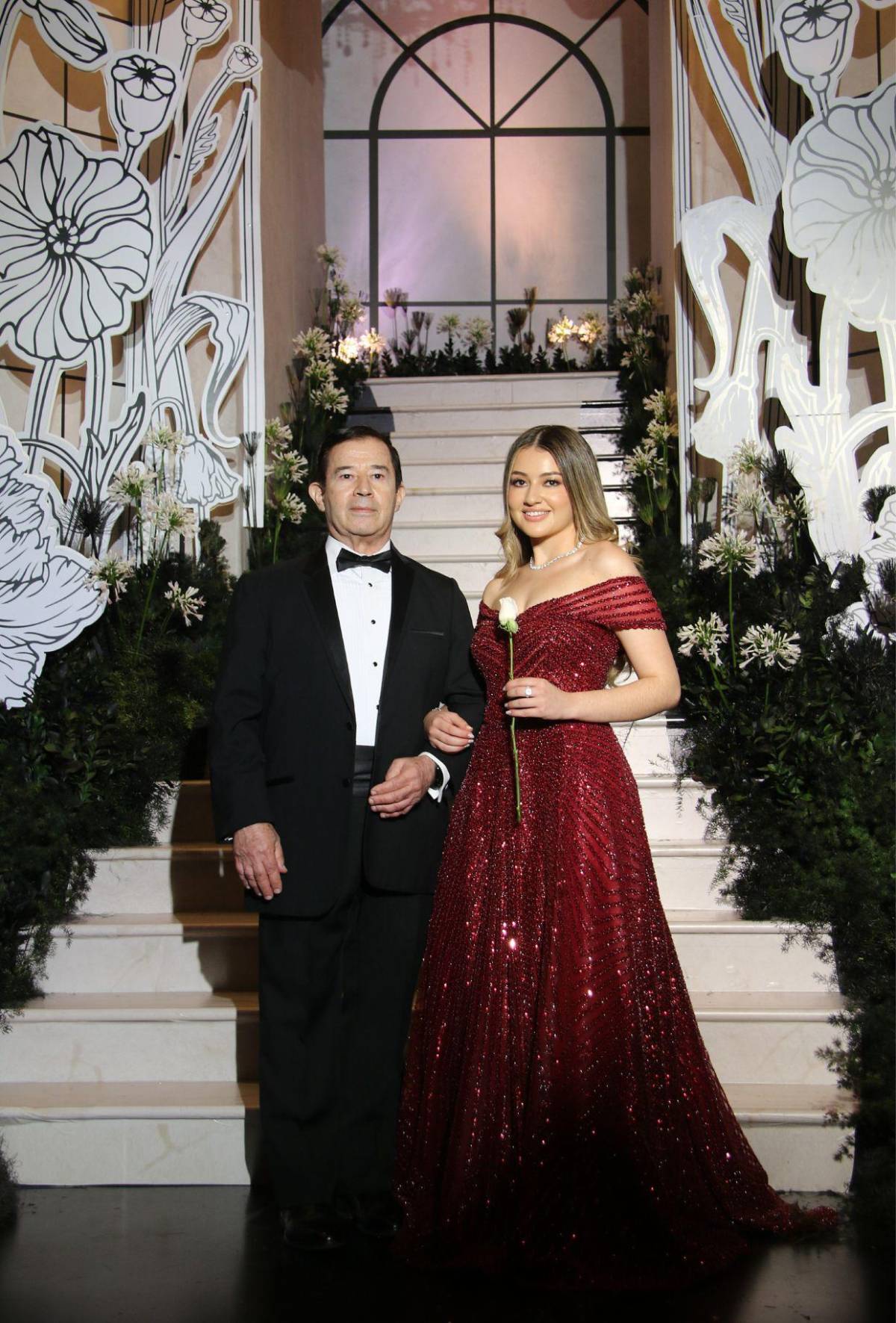 Del brazo de sus madres y padres: elegante desfile de los seniors de Del Campo School