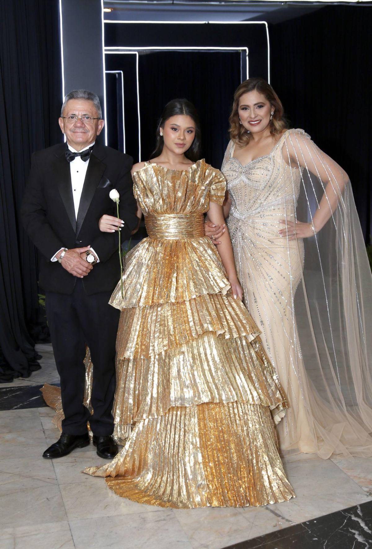 Del brazo de sus padres, seniors 2025 de The Mayan School cierran su ciclo académico