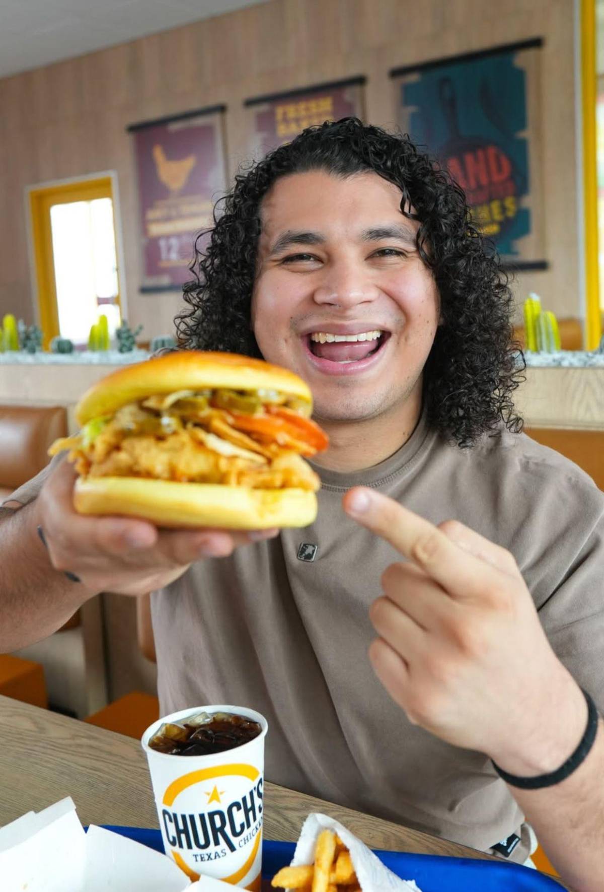 Teto Rivera: el influencer hondureño que hace de la cocina y el humor un fenómeno digital