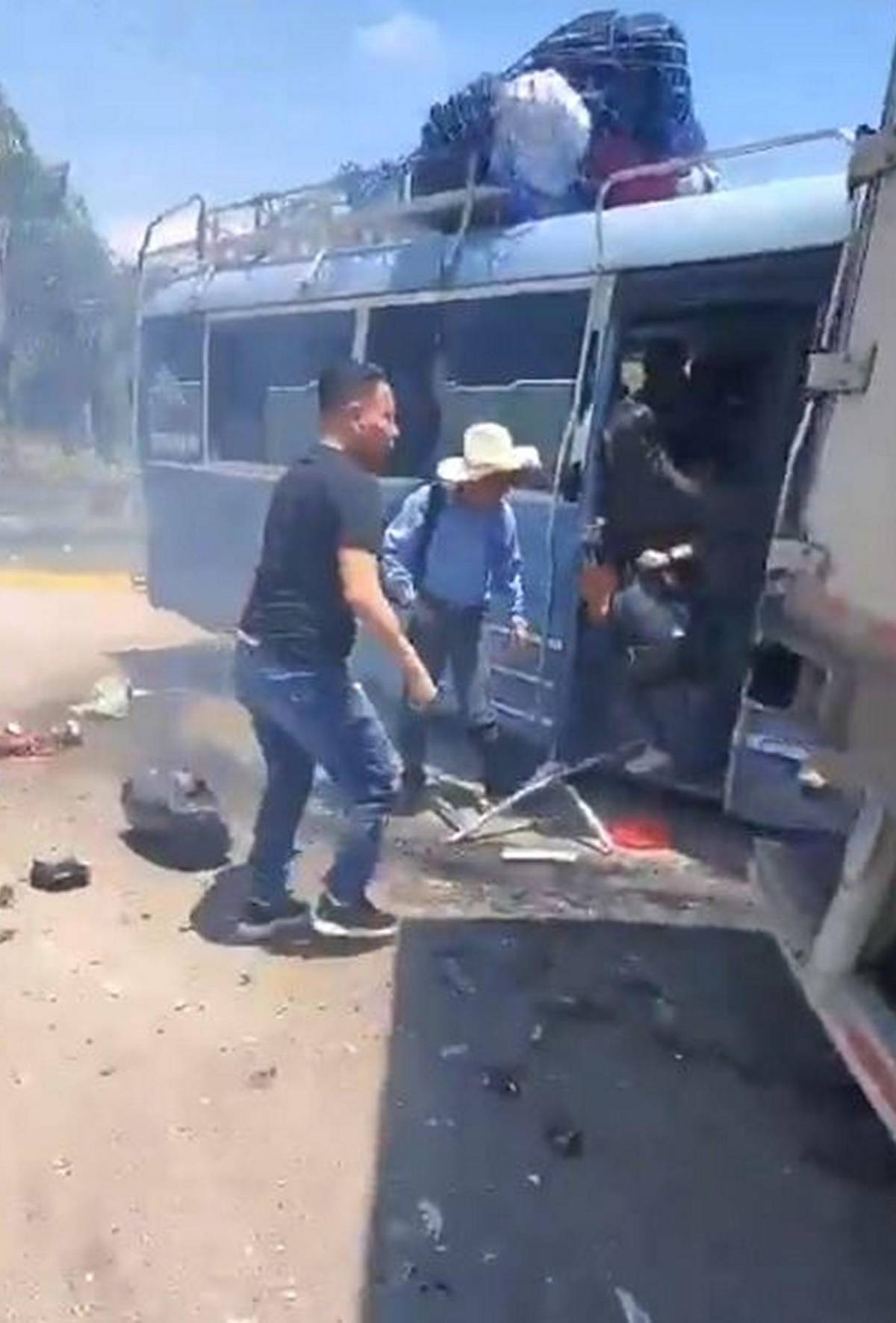 Las primeras imágenes tras brutal choque de bus y rastra en Naco, Santa Bárbara